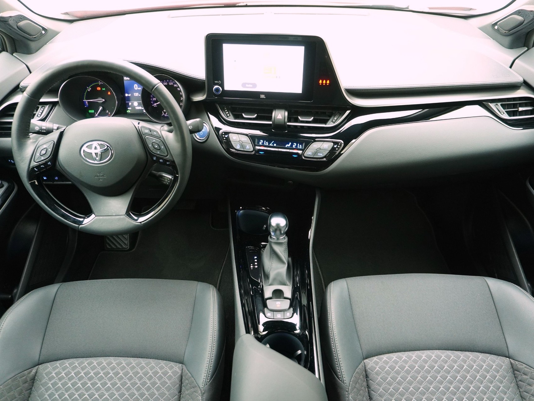 TOYOTA C-HR 2.0 VVTi HSD Trend-image-12