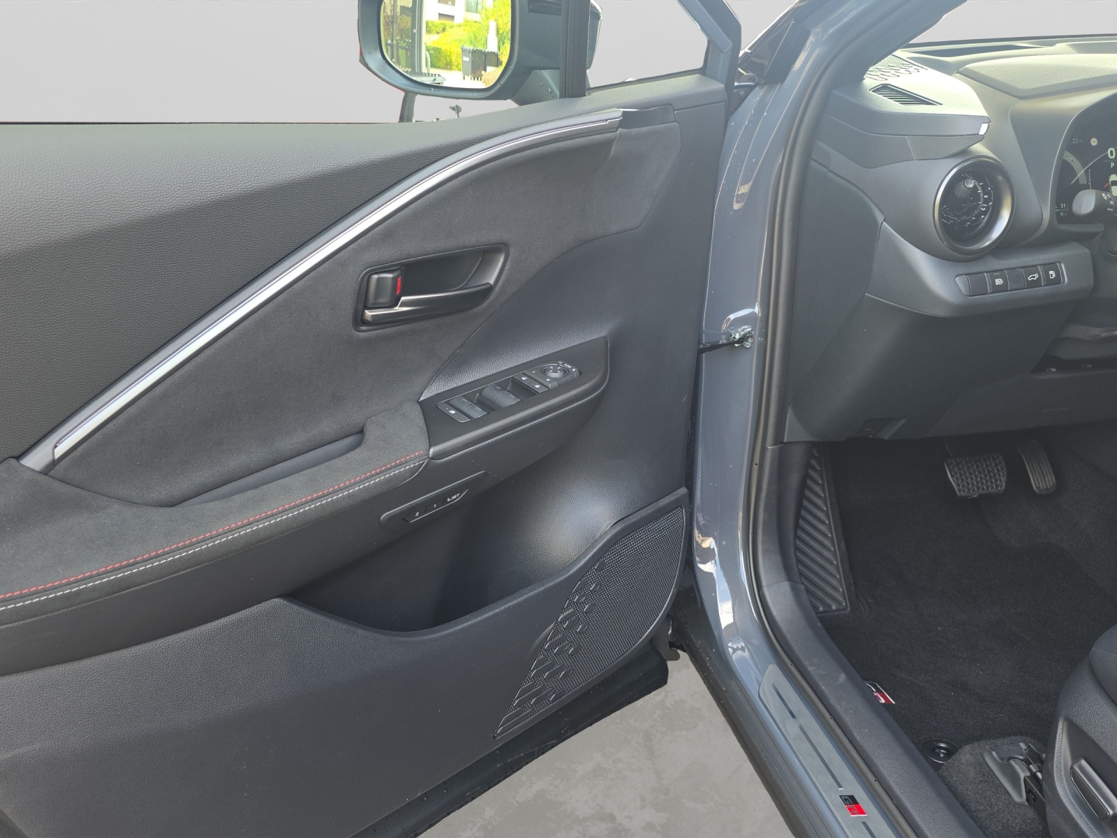 TOYOTA C-HR 2.0 PHEV GR Sport-image-11