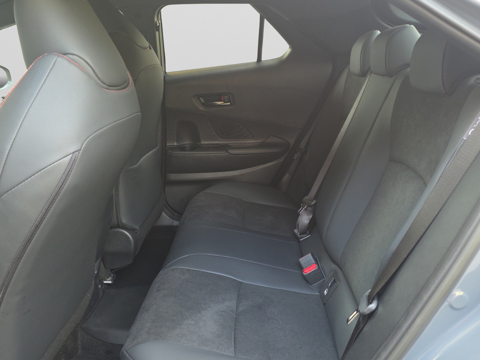 TOYOTA C-HR 2.0 PHEV GR Sport-image-12