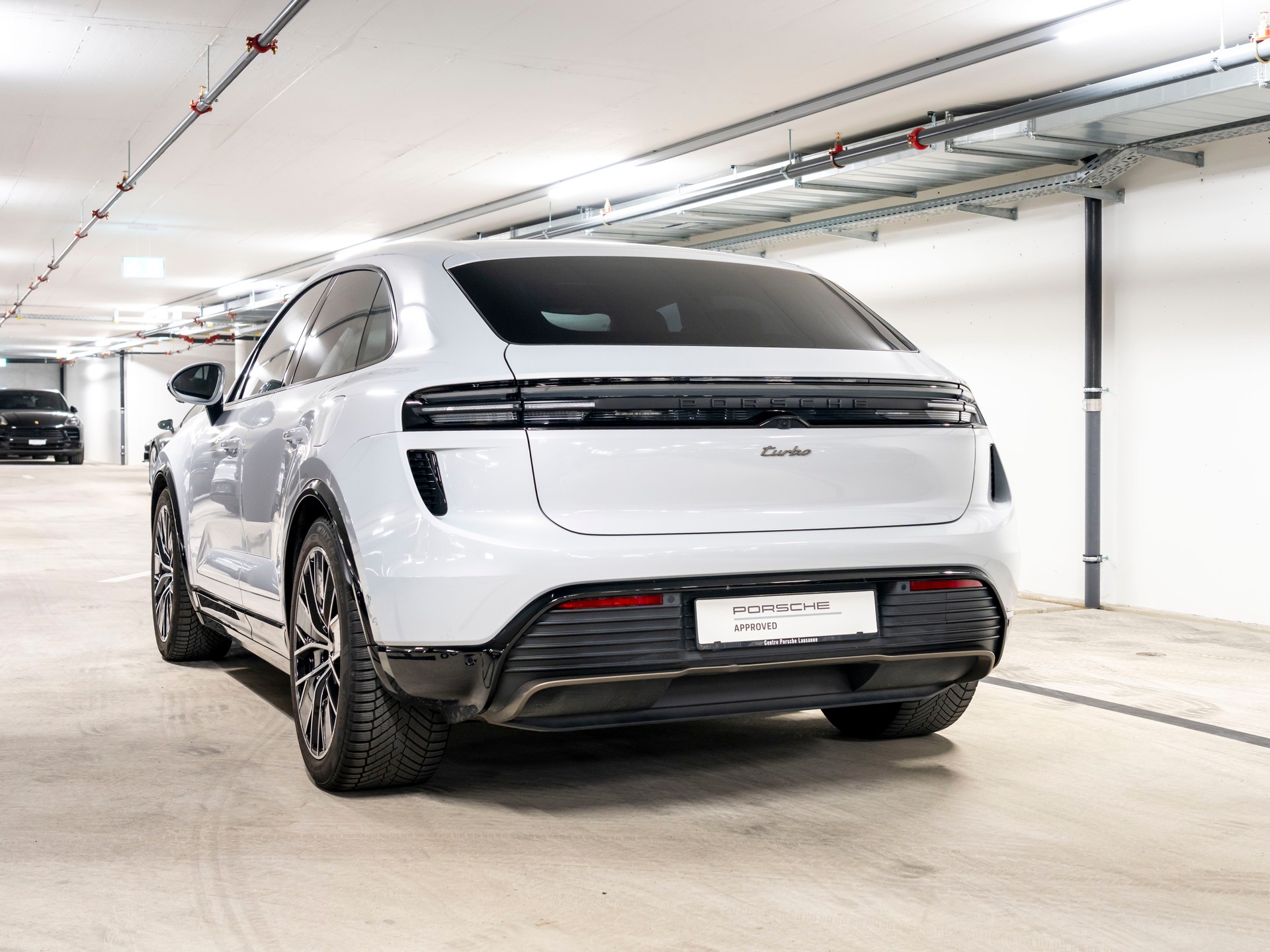 PORSCHE Macan Turbo 100kWh-showroom-element-2