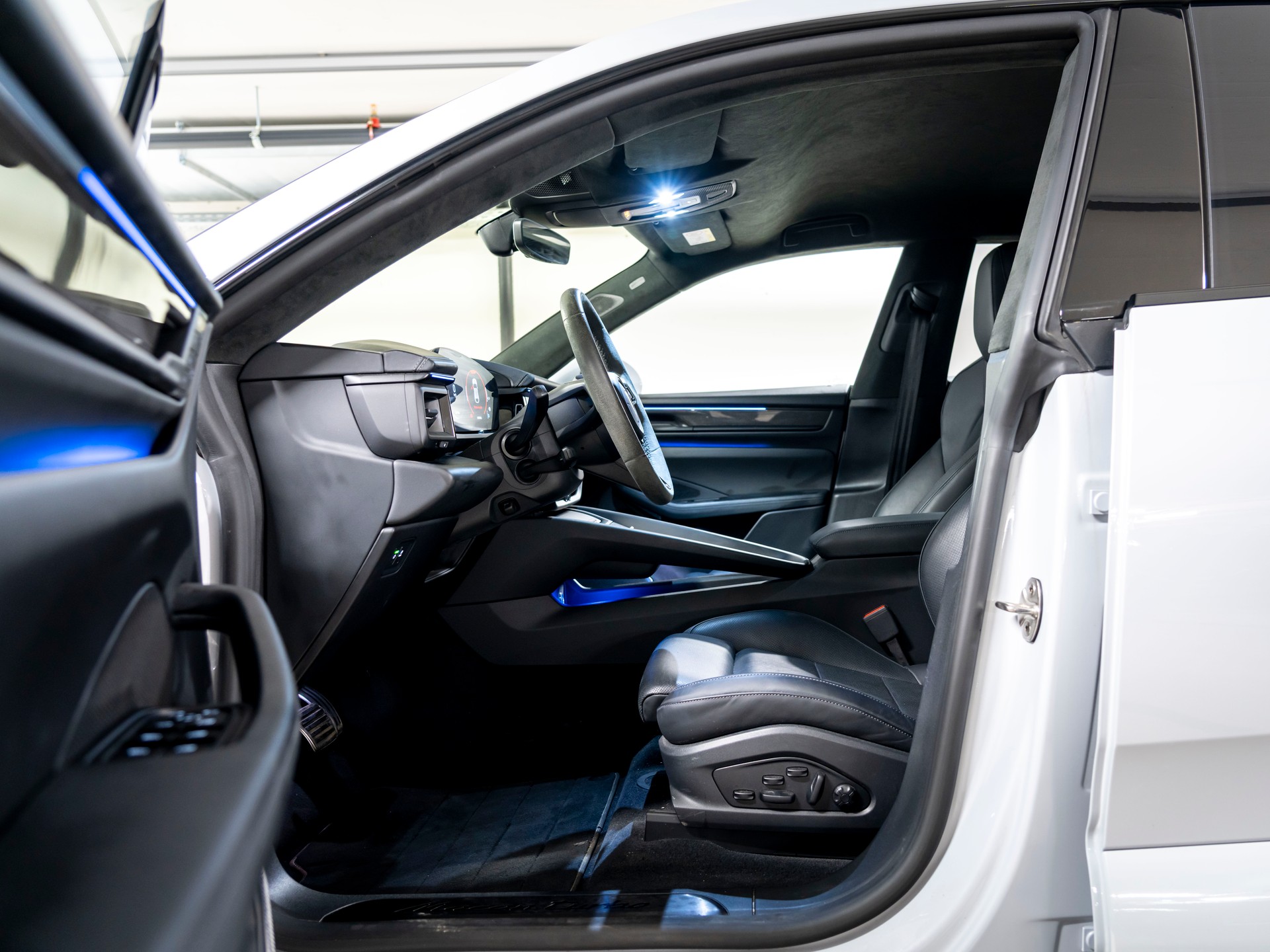 PORSCHE Macan Turbo 100kWh-image-16