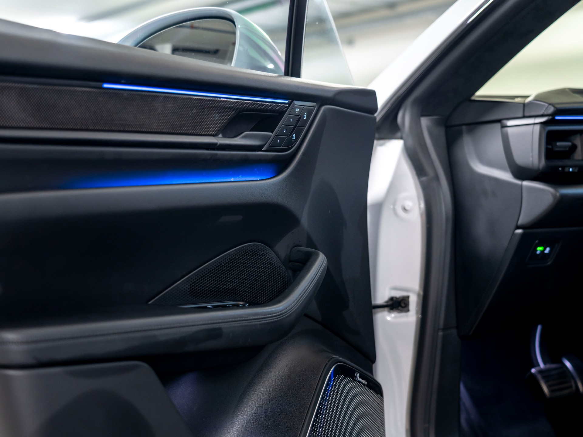 PORSCHE Macan Turbo 100kWh-image-14