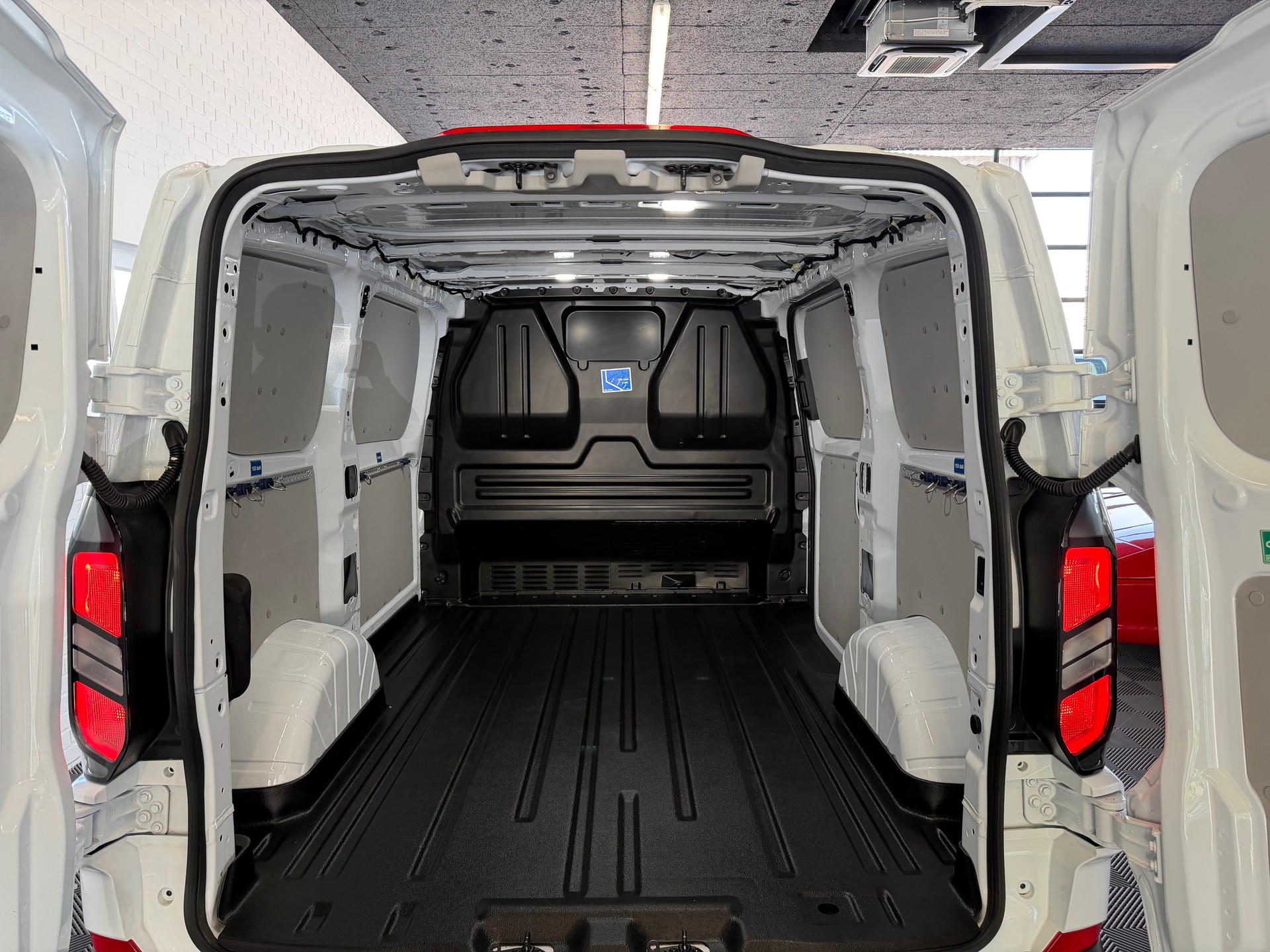 FORD Transit Custom Van 280 L1H1 Trend * KLIMA * NAVI / APPLE CAR PLAY * RÜCKFAHRKAMERA *-image-10
