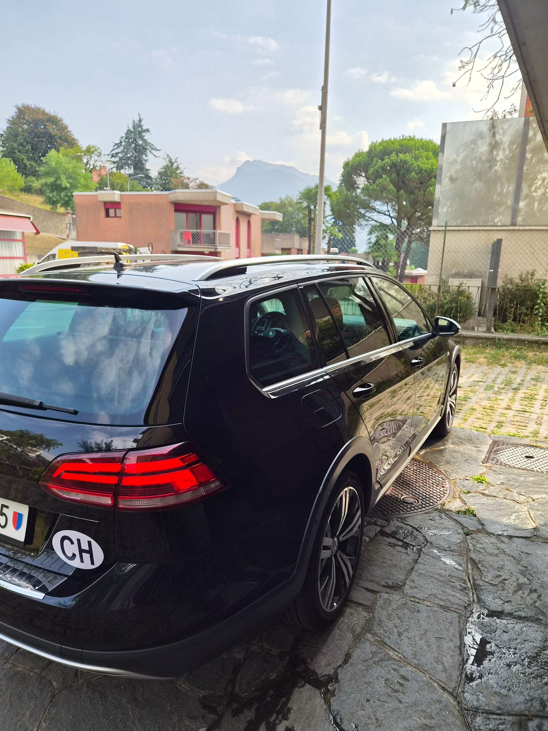 VW Variant Altrack 2.0-image-1