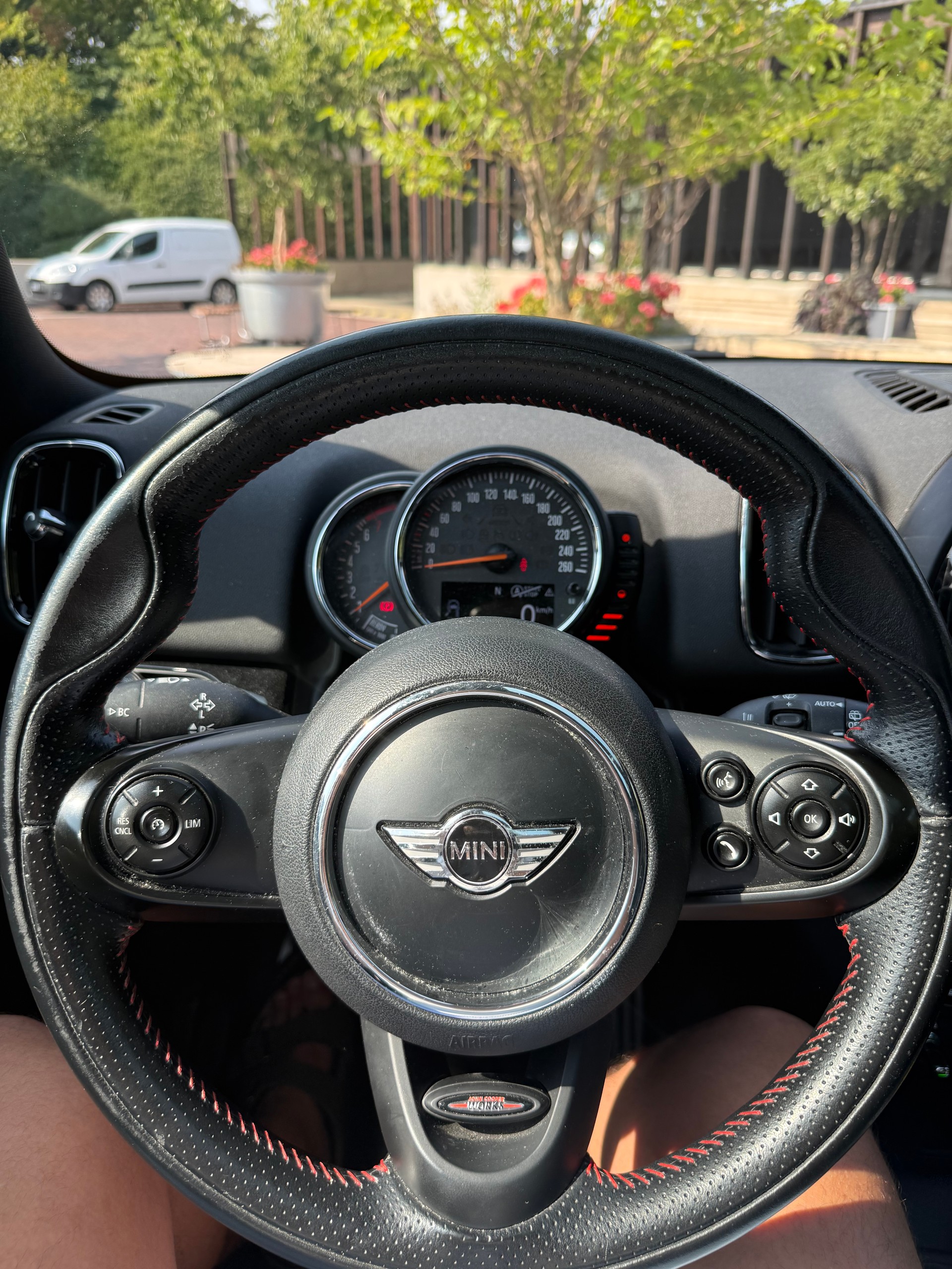 MINI 1.5i Cooper ALL4-image-5