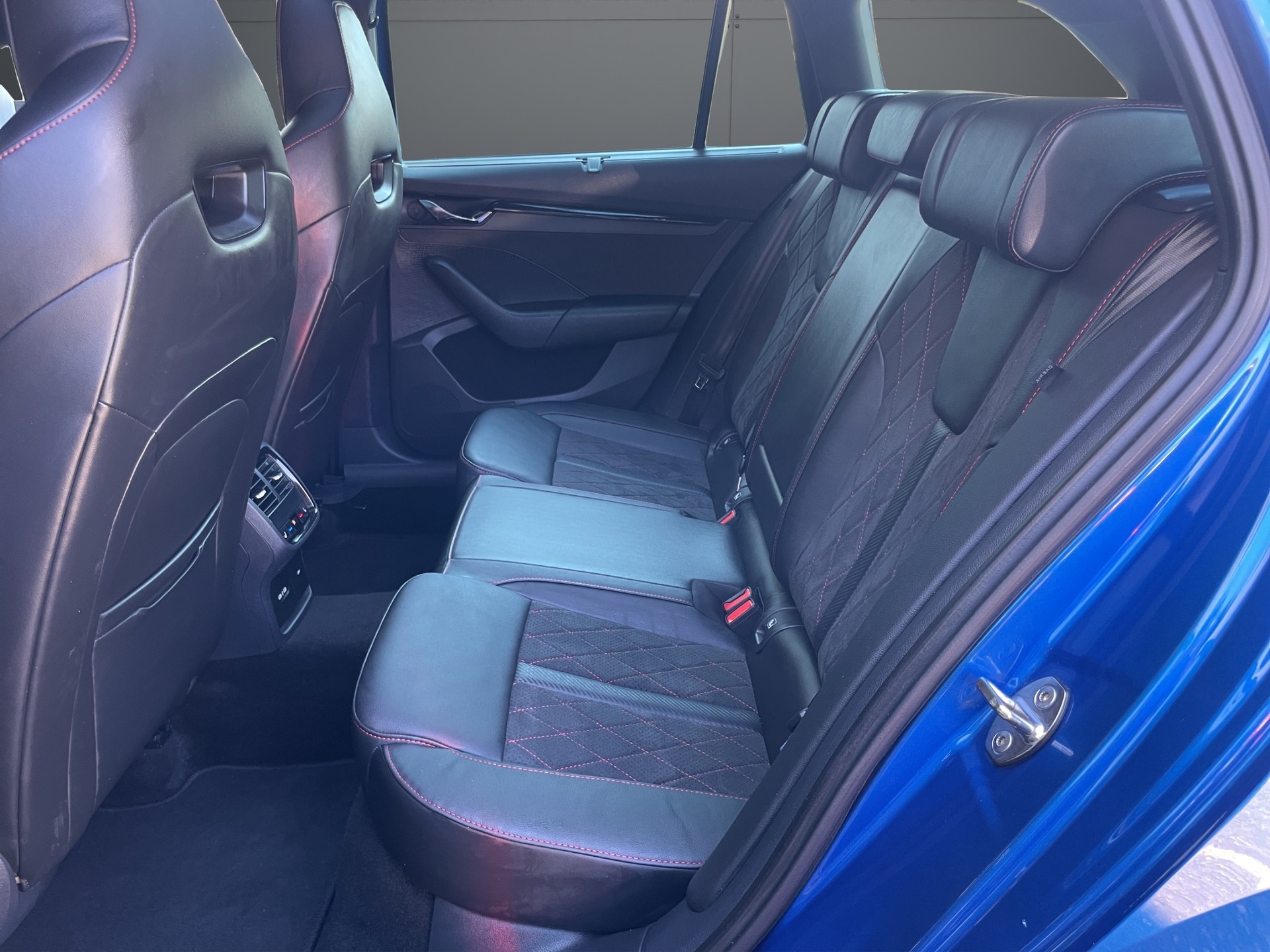 SKODA Octavia Combi 2.0 TDI DSG RS 4x4-image-9