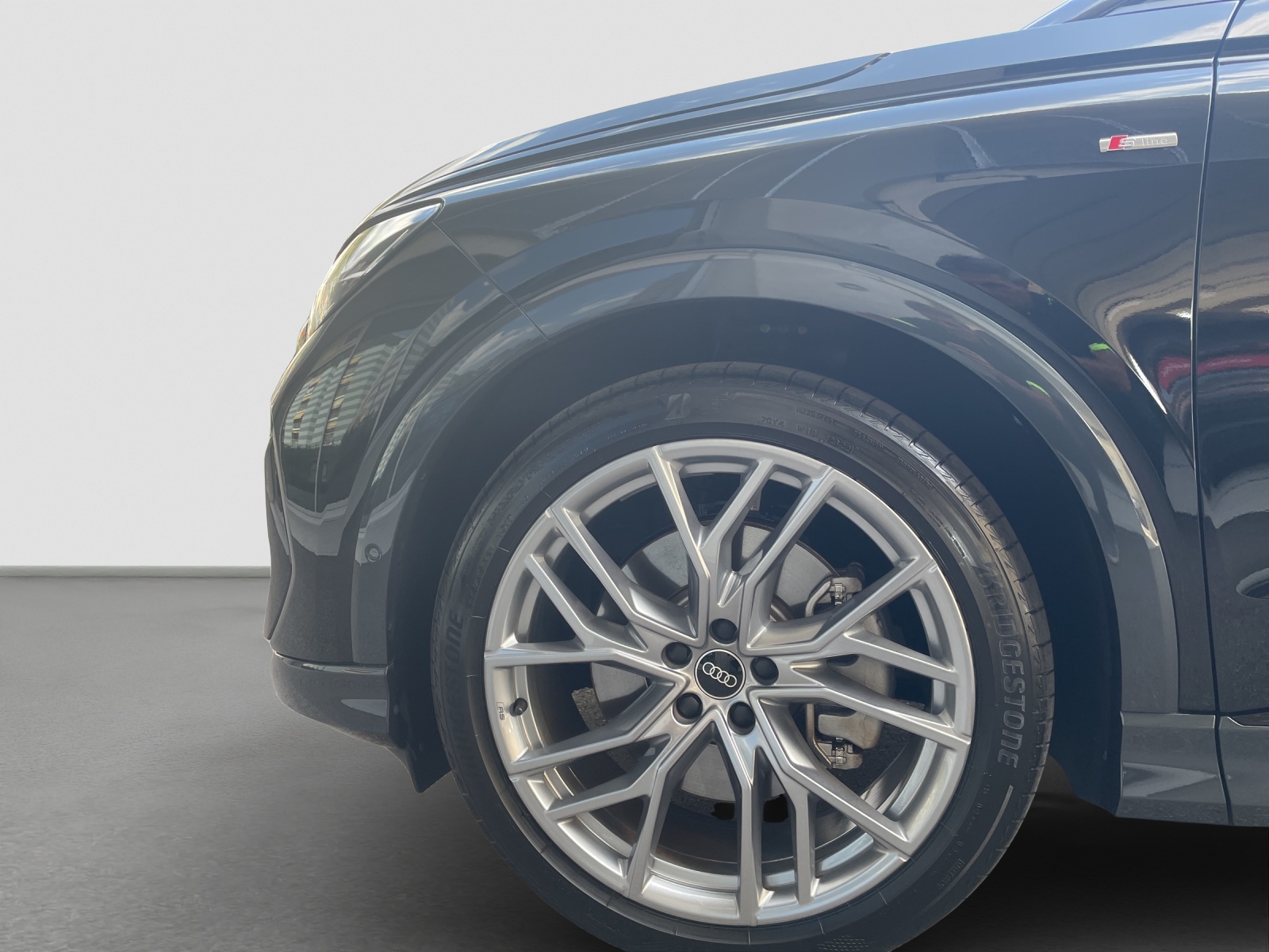 AUDI Q4 e-tron 50 quattro-image-4