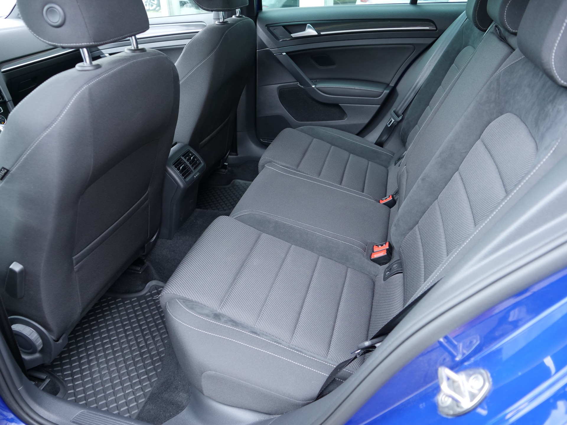 VW Golf 2.0 TSI R 4Motion DSG-image-17