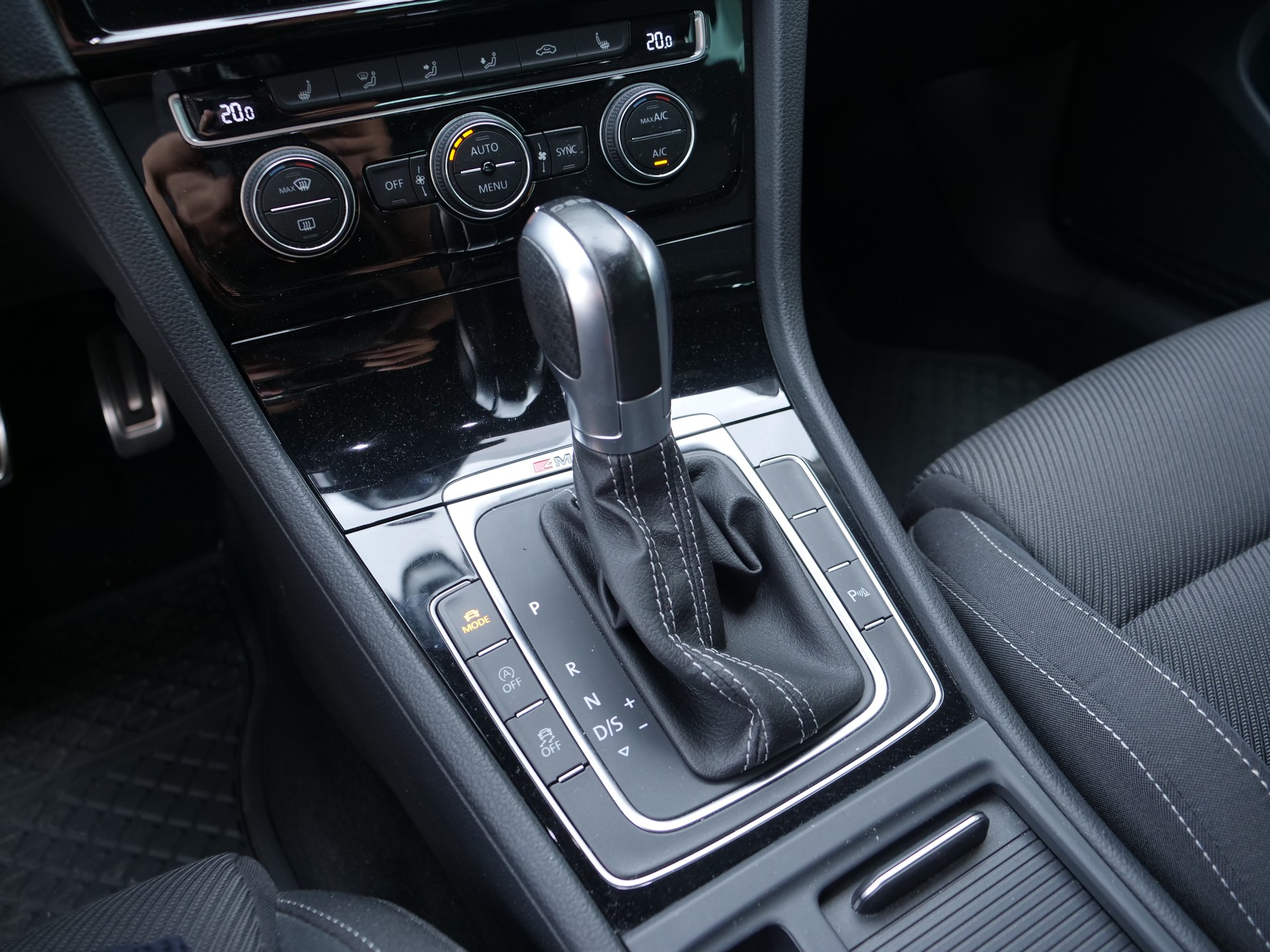 VW Golf 2.0 TSI R 4Motion DSG-image-16