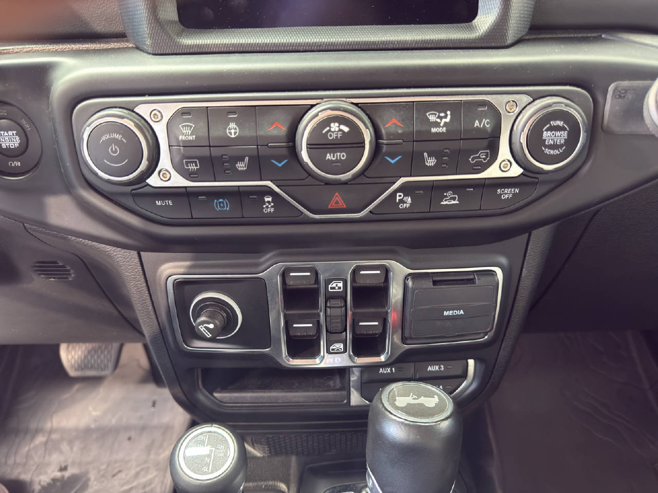 JEEP Wrangler 2.0 Turbo Sahara Unlimited 4xe-image-14