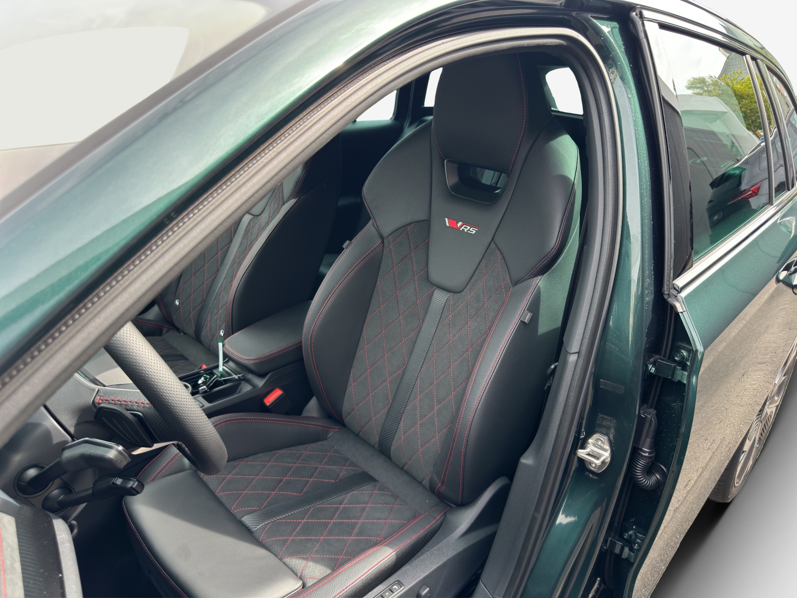 SKODA Octavia Combi 2.0 TSI DSG RS 30 Years Edition-image-7