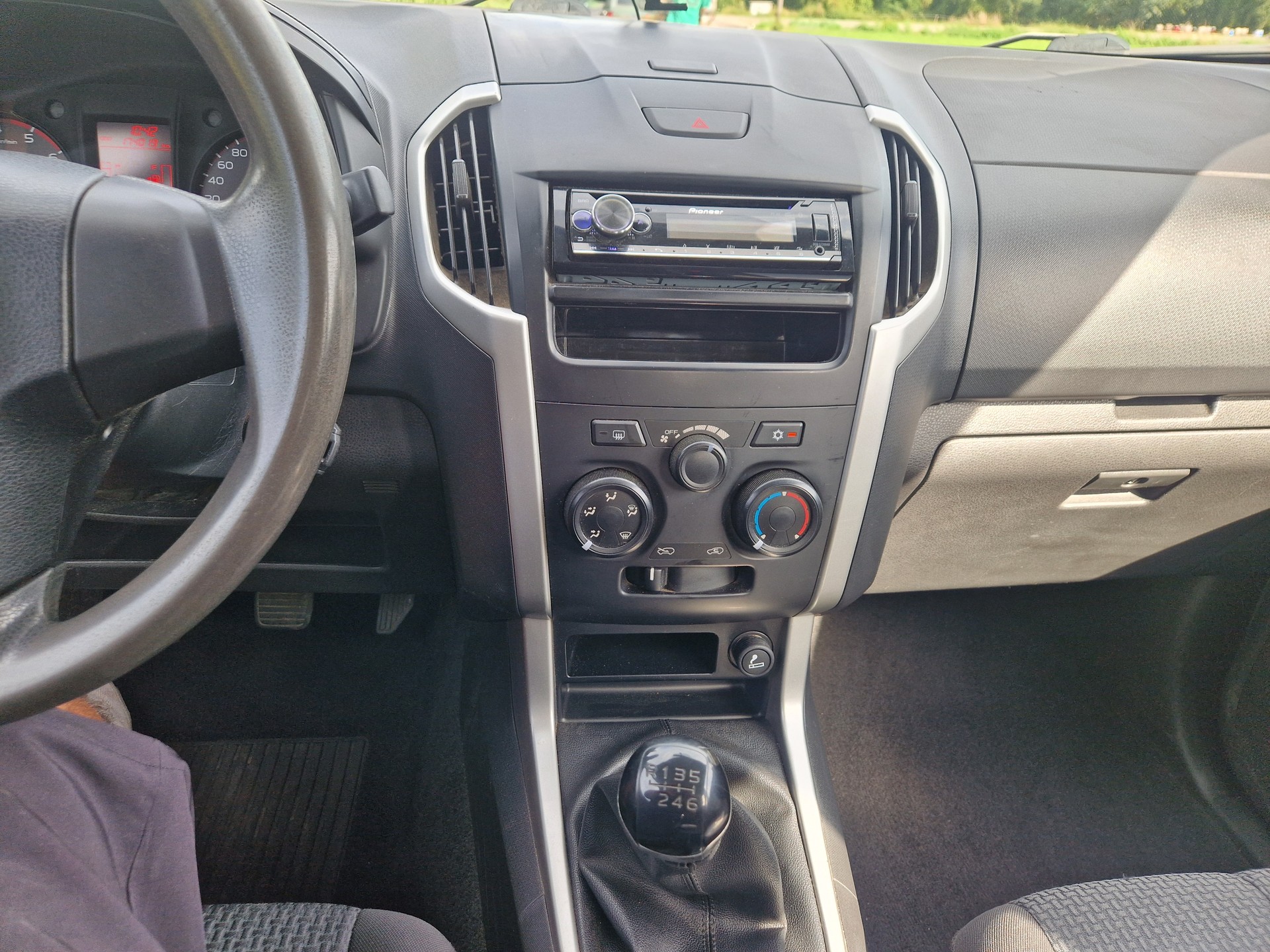 ISUZU D-MAX 2.5 Crew Cab Satellite 4x4-image-9