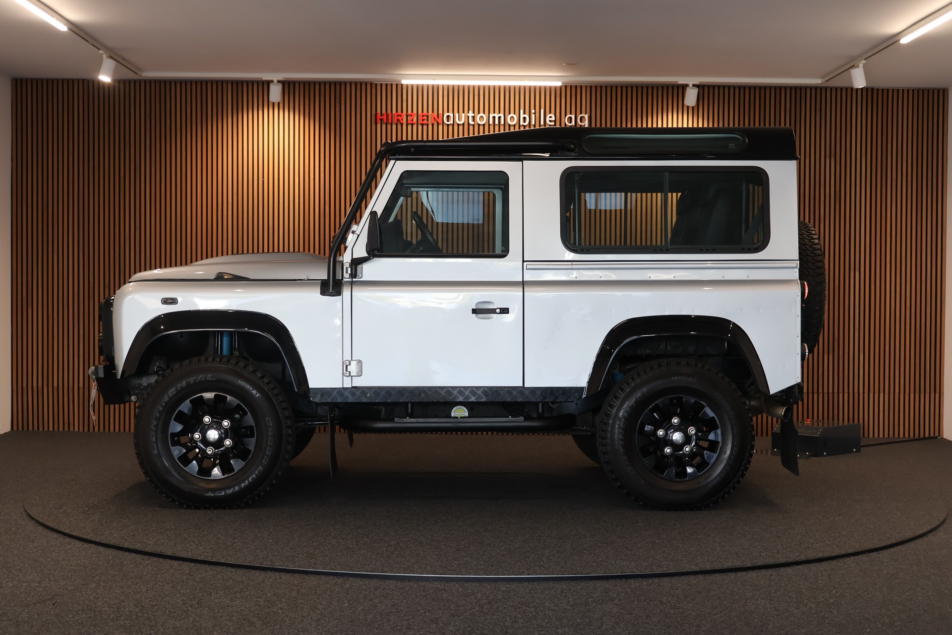 LAND ROVER Defender 90 2.4 Td4 RAW Station Wagon-showroom-element-1