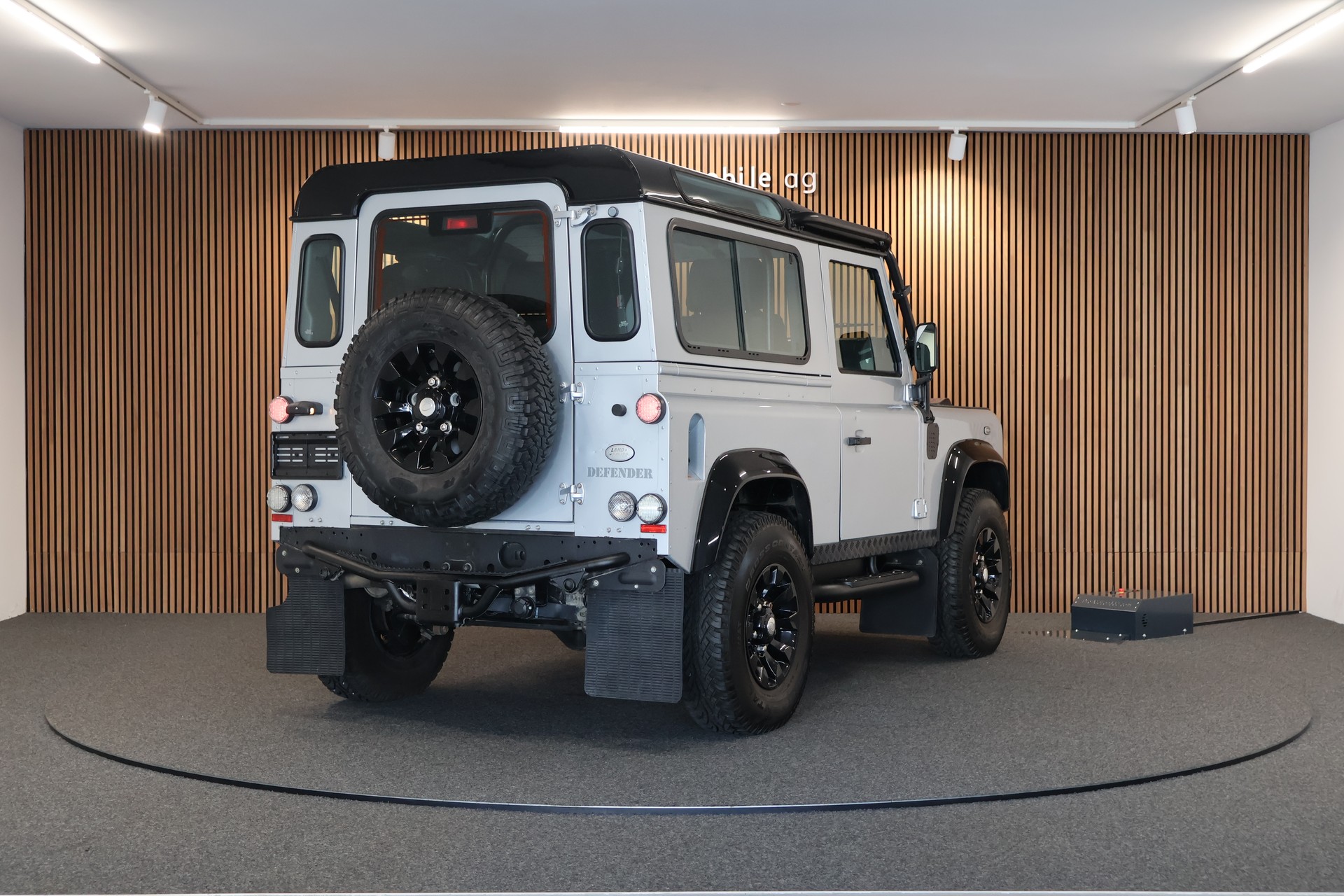 LAND ROVER Defender 90 2.4 Td4 RAW Station Wagon-showroom-element-3