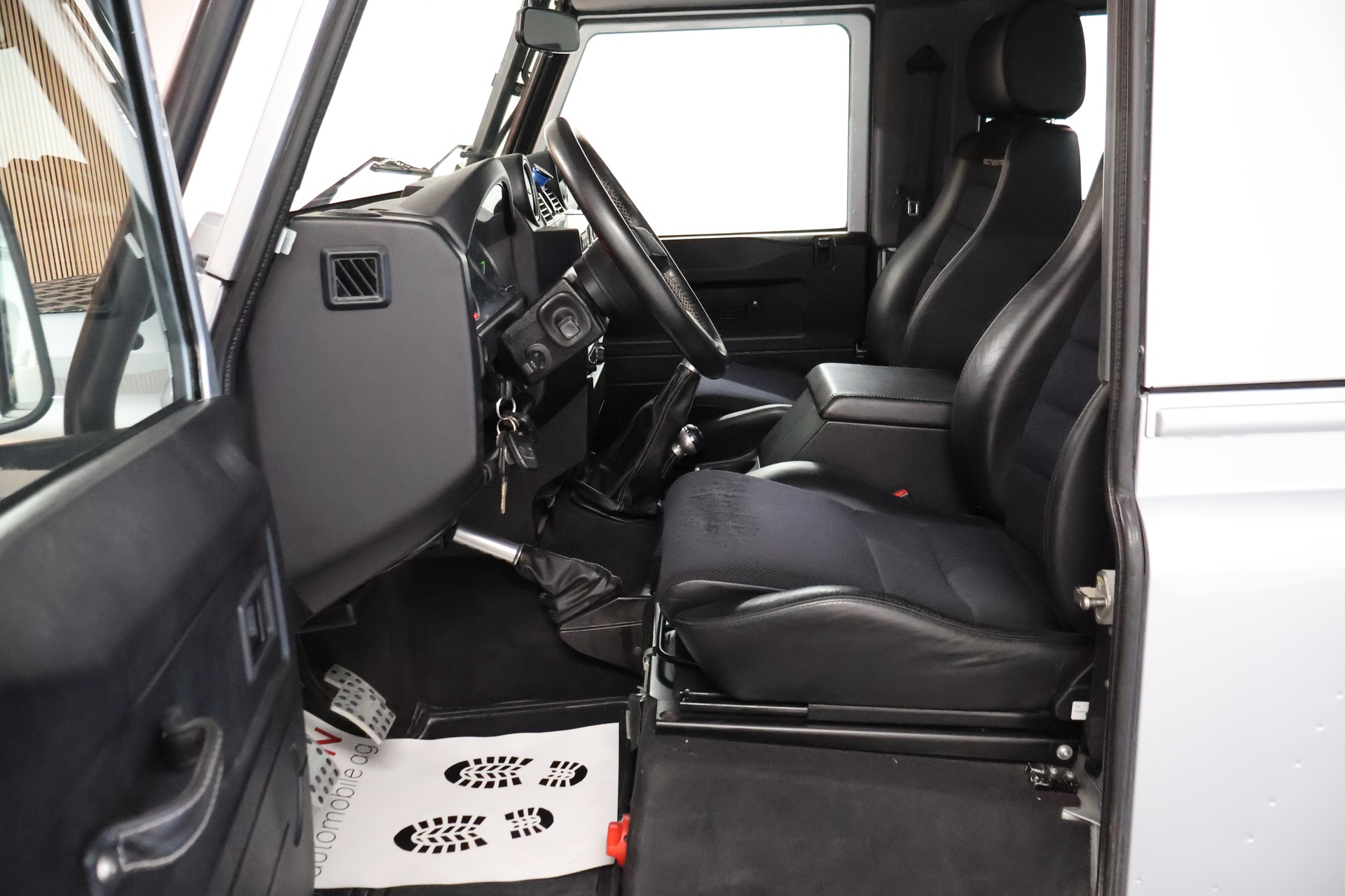 LAND ROVER Defender 90 2.4 Td4 RAW Station Wagon-image-13