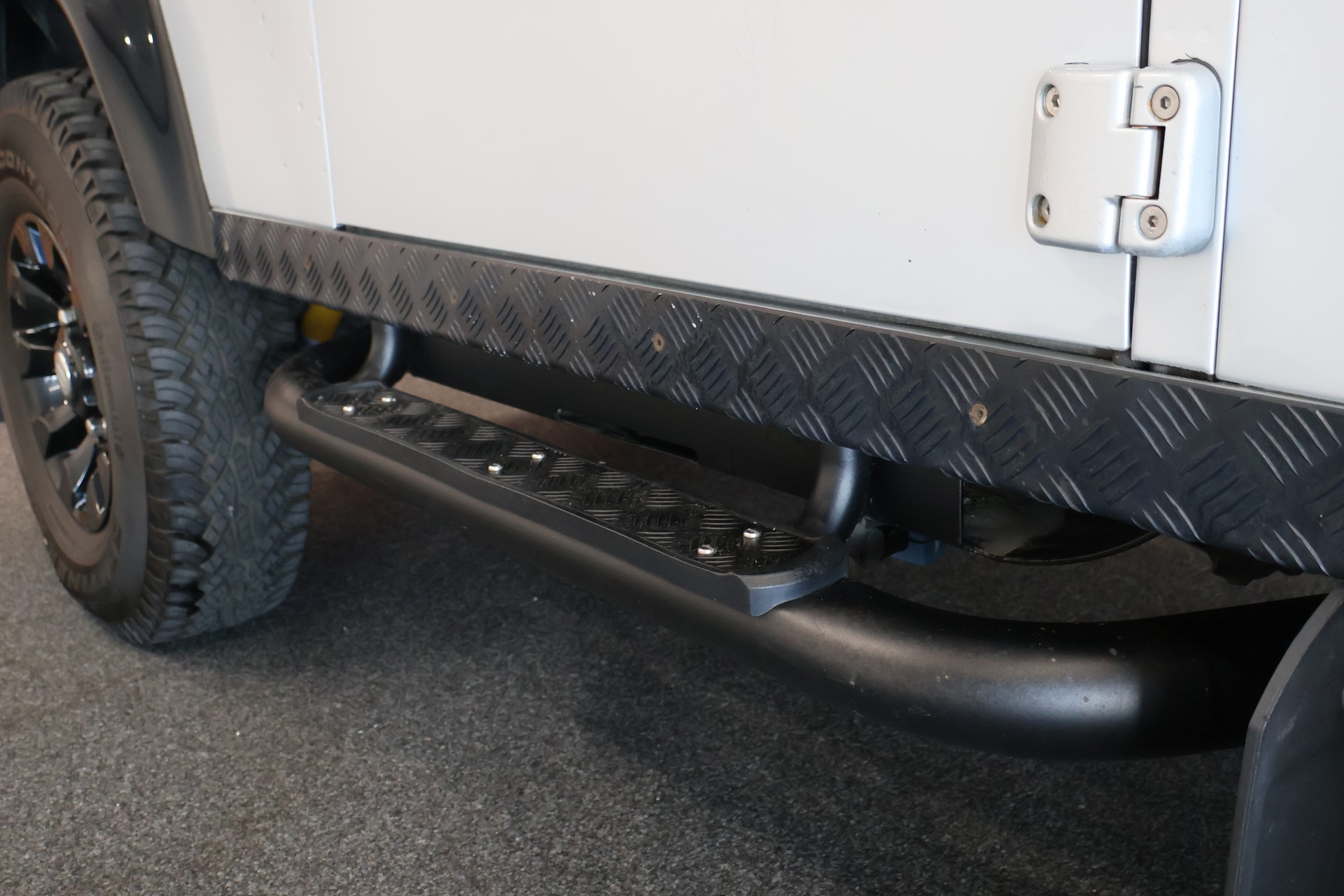 LAND ROVER Defender 90 2.4 Td4 RAW Station Wagon-image-12