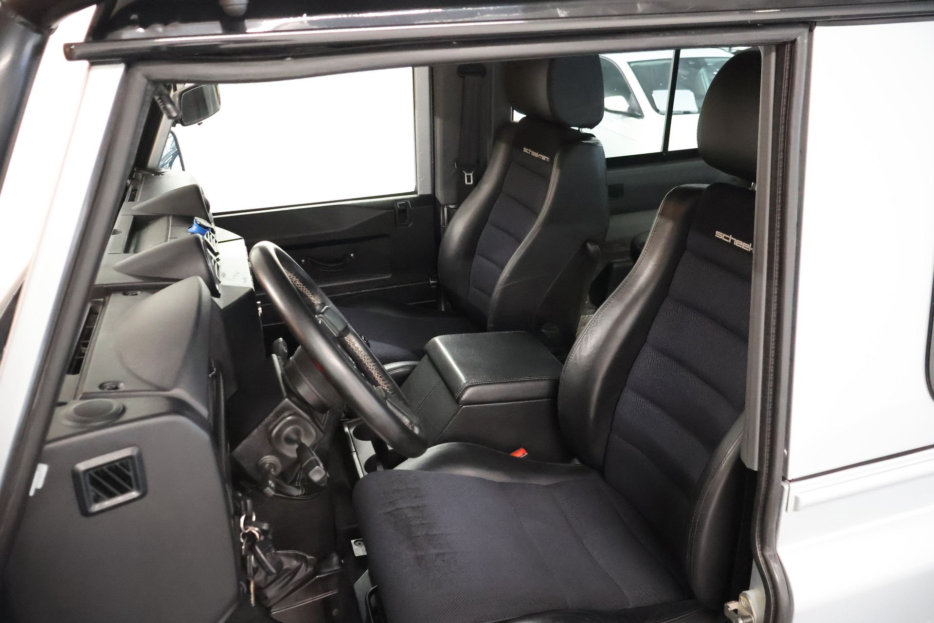 LAND ROVER Defender 90 2.4 Td4 RAW Station Wagon-image-15