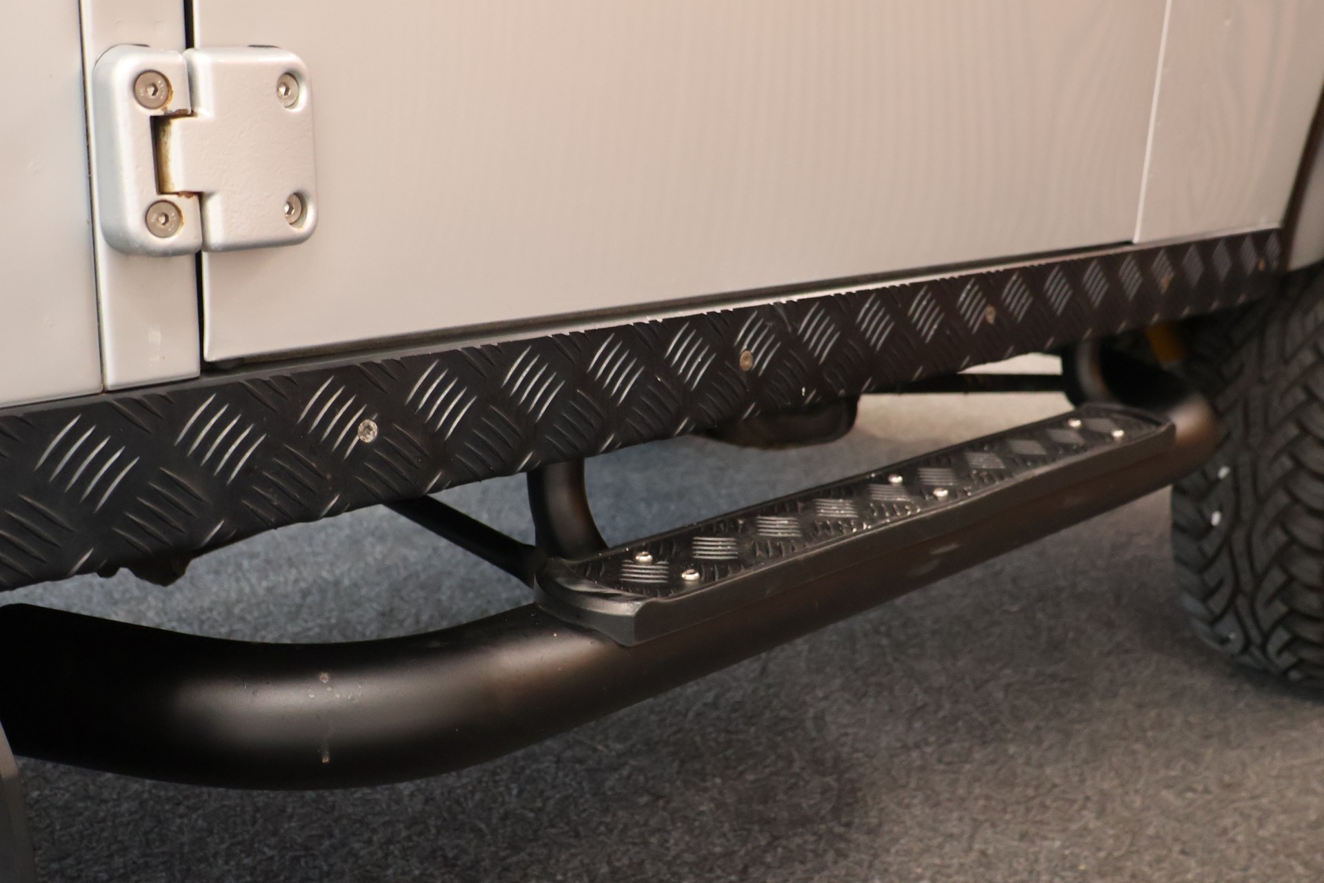 LAND ROVER Defender 90 2.4 Td4 RAW Station Wagon-image-11