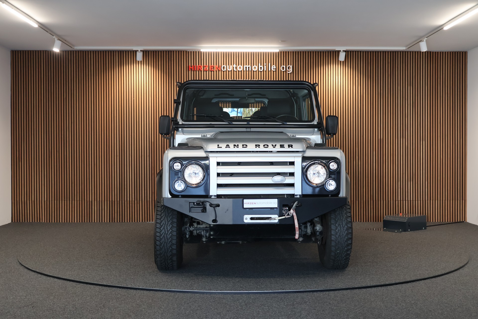 LAND ROVER Defender 90 2.4 Td4 RAW Station Wagon-image-6