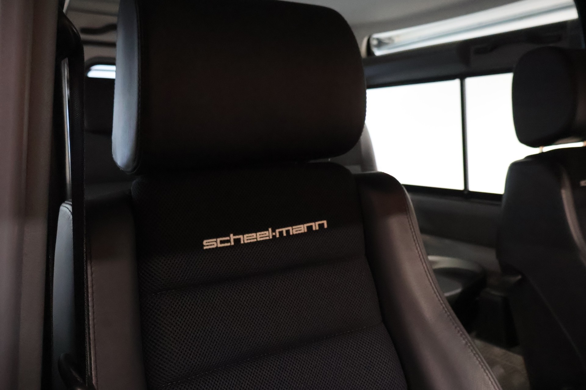 LAND ROVER Defender 90 2.4 Td4 RAW Station Wagon-image-17
