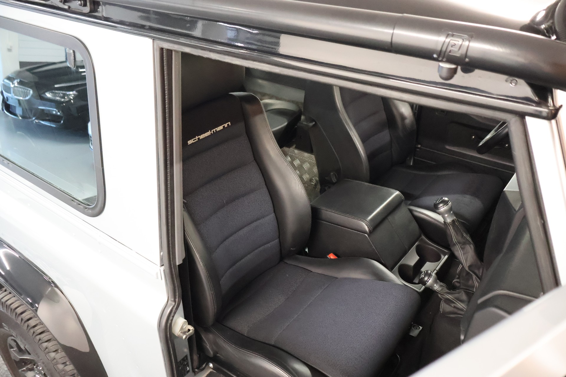 LAND ROVER Defender 90 2.4 Td4 RAW Station Wagon-image-18