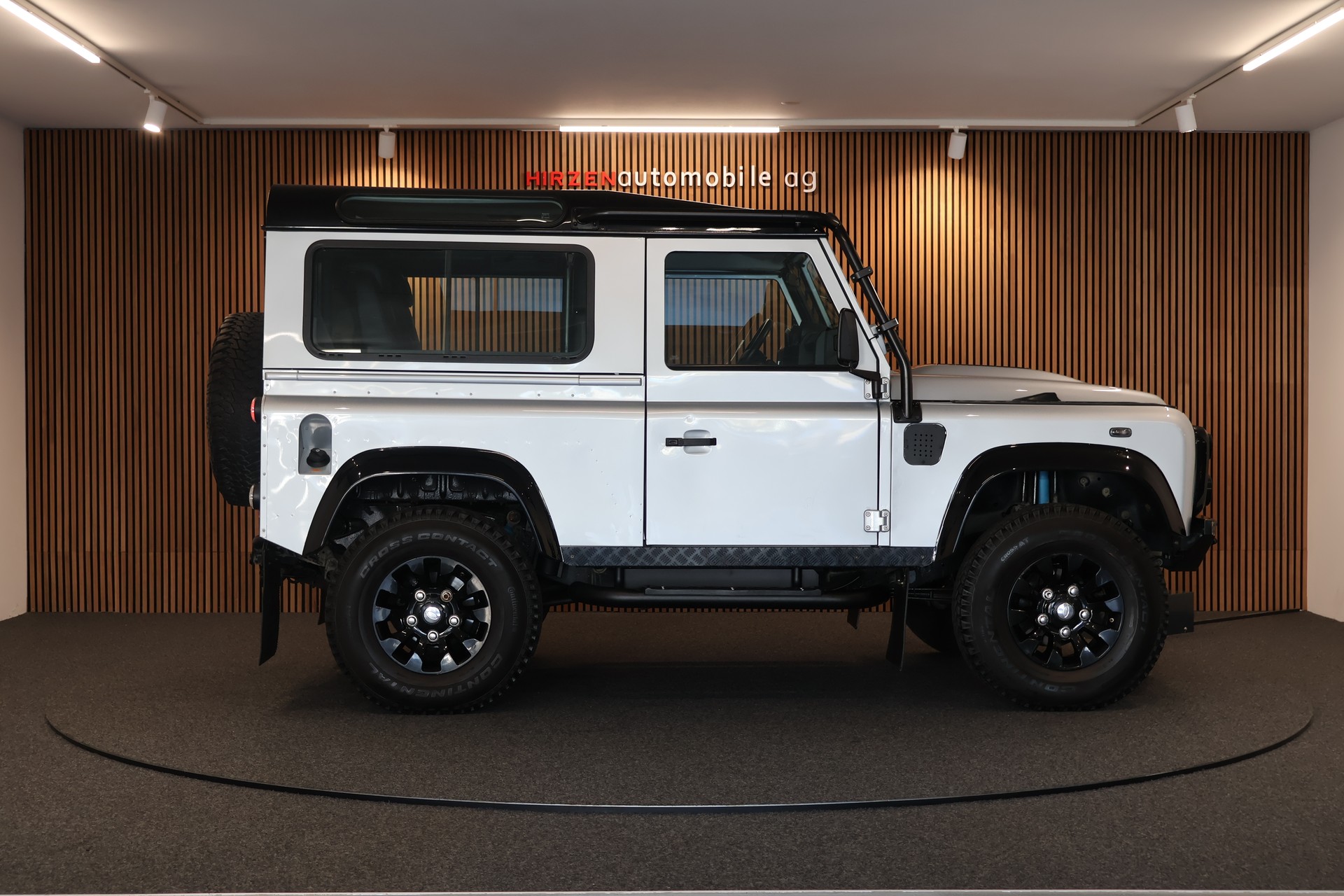 LAND ROVER Defender 90 2.4 Td4 RAW Station Wagon-image-4