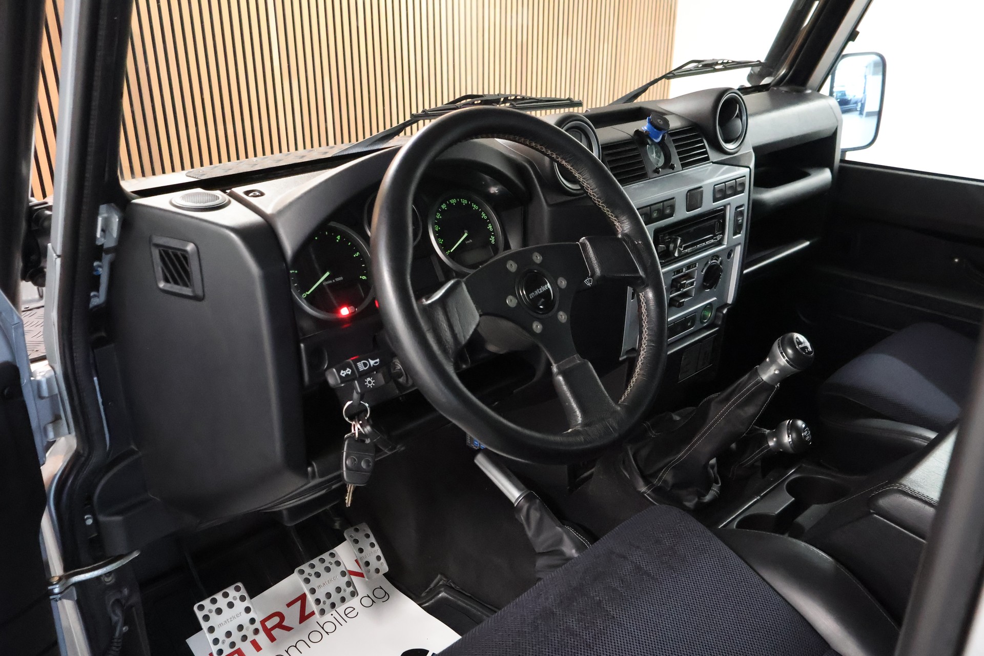 LAND ROVER Defender 90 2.4 Td4 RAW Station Wagon-image-14