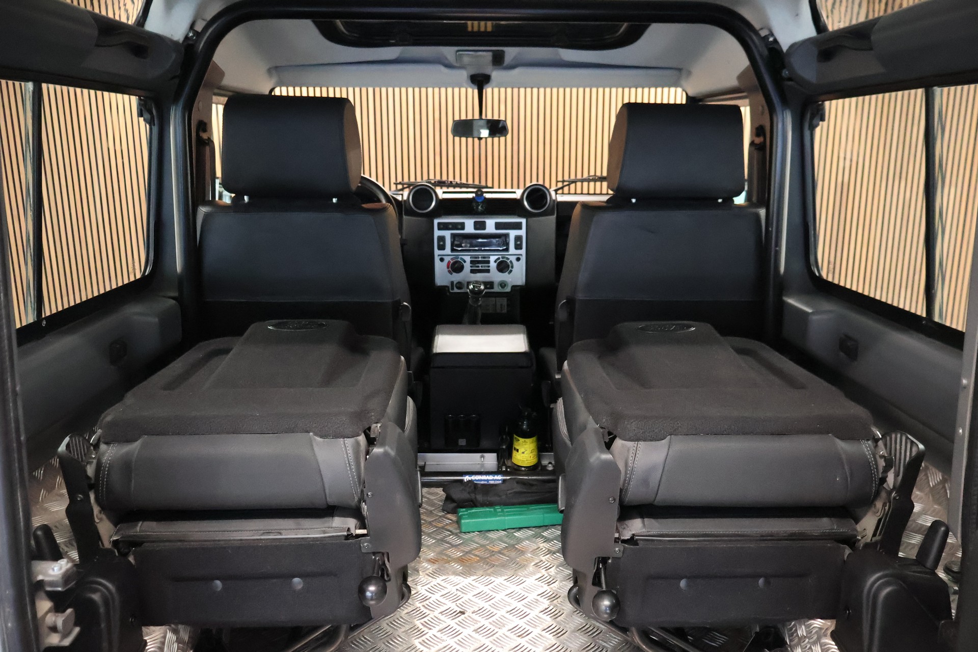 LAND ROVER Defender 90 2.4 Td4 RAW Station Wagon-image-21