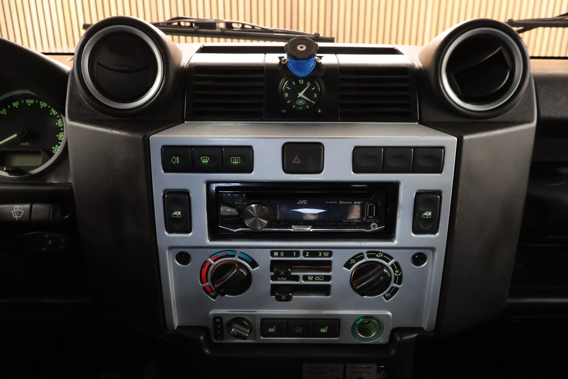 LAND ROVER Defender 90 2.4 Td4 RAW Station Wagon-image-24