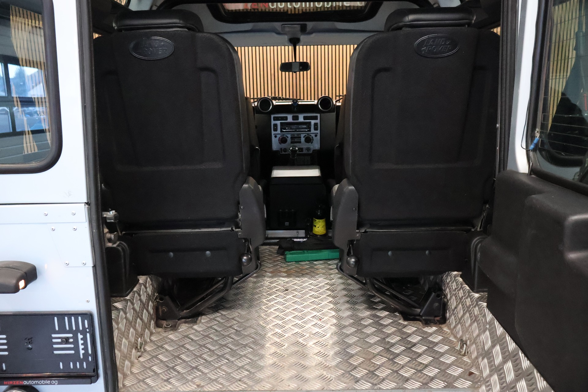 LAND ROVER Defender 90 2.4 Td4 RAW Station Wagon-image-19