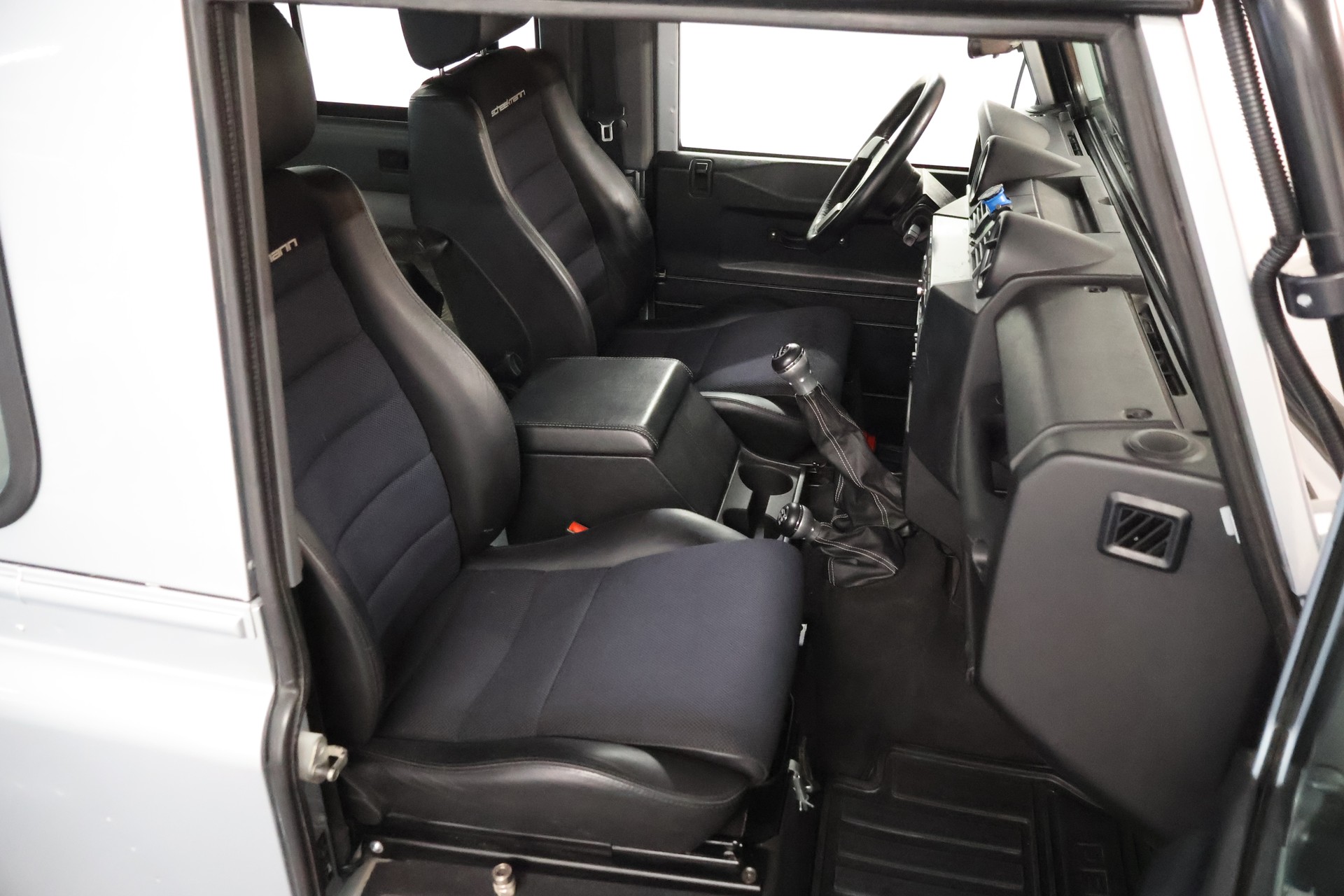 LAND ROVER Defender 90 2.4 Td4 RAW Station Wagon-image-16