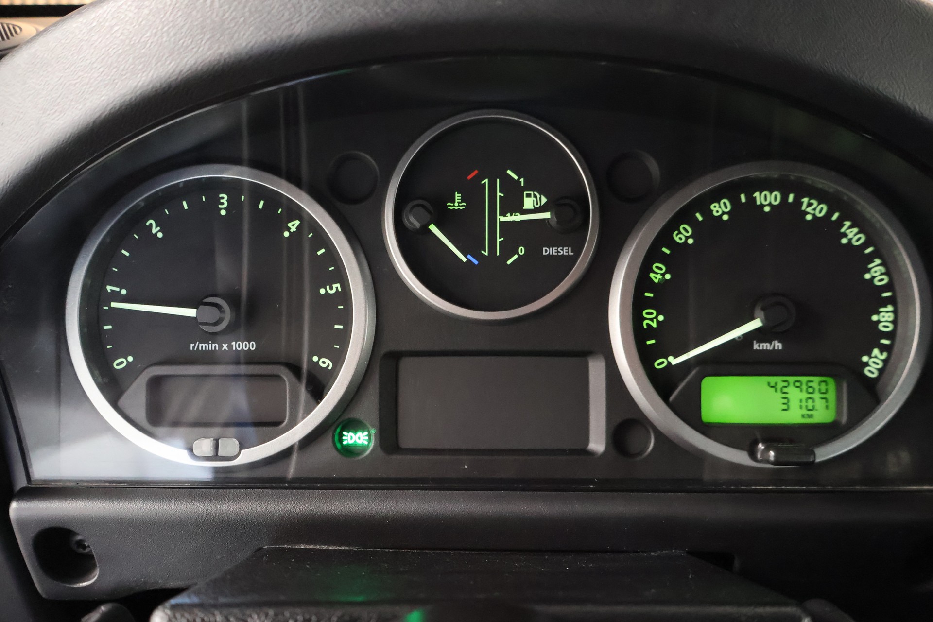 LAND ROVER Defender 90 2.4 Td4 RAW Station Wagon-image-26