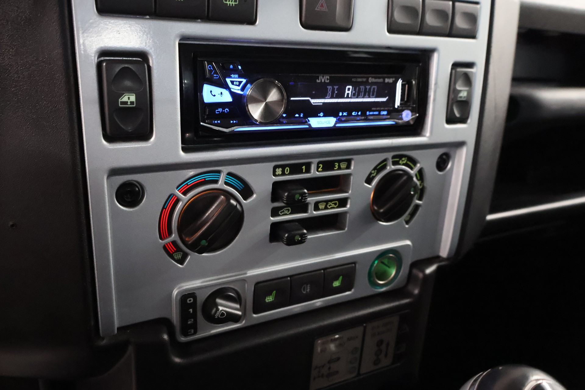 LAND ROVER Defender 90 2.4 Td4 RAW Station Wagon-image-27