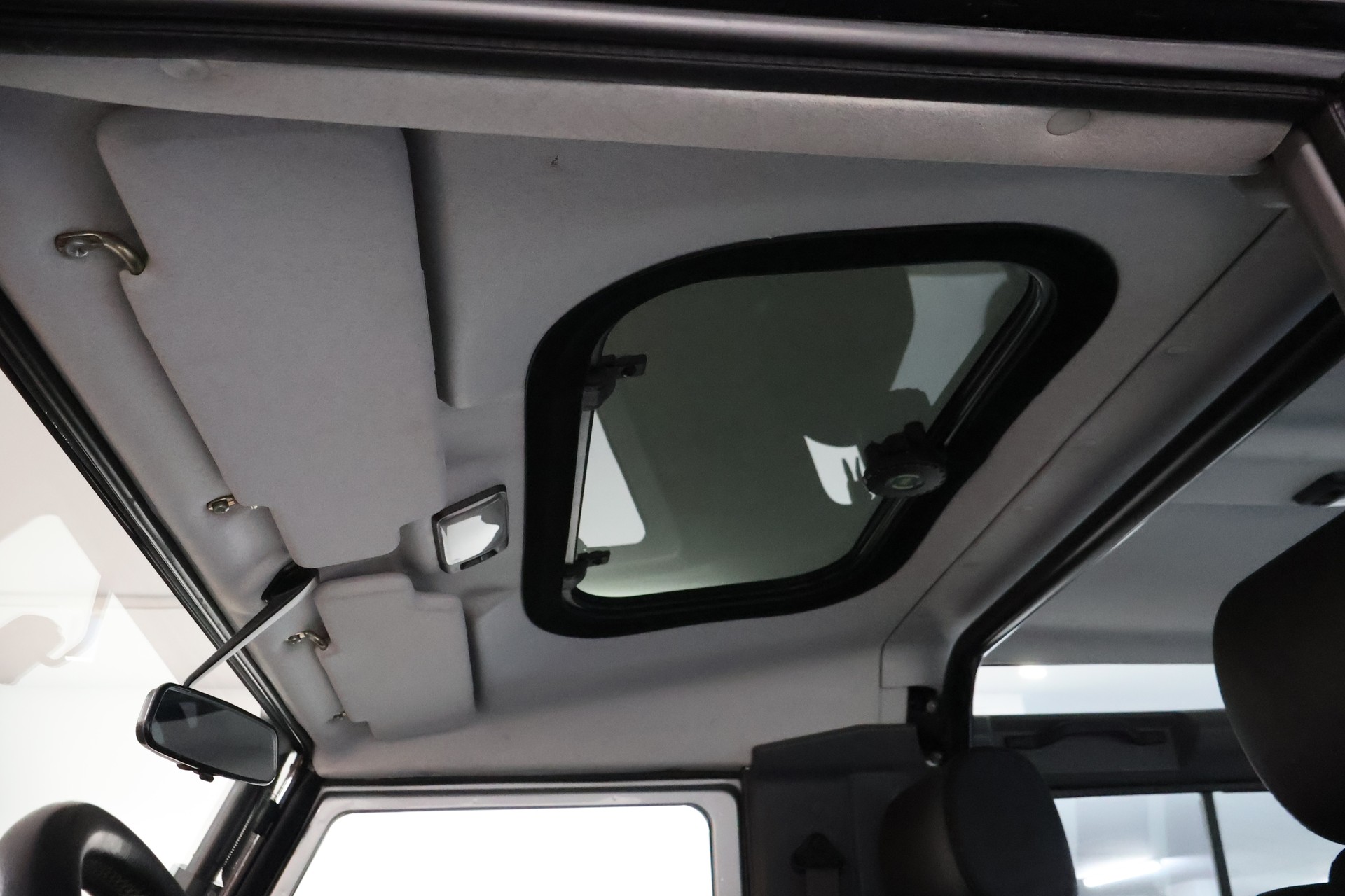 LAND ROVER Defender 90 2.4 Td4 RAW Station Wagon-image-28