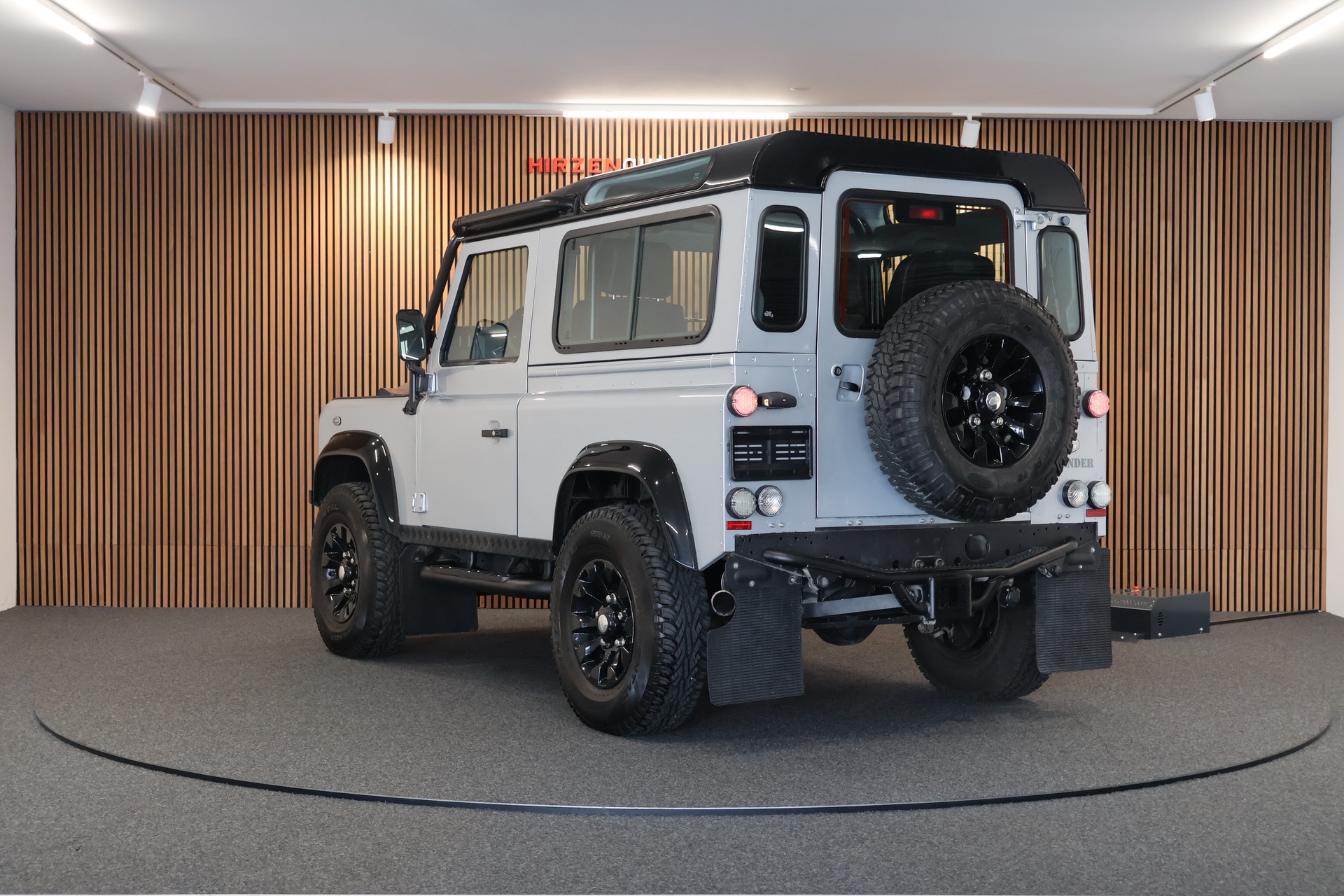 LAND ROVER Defender 90 2.4 Td4 RAW Station Wagon-showroom-element-2