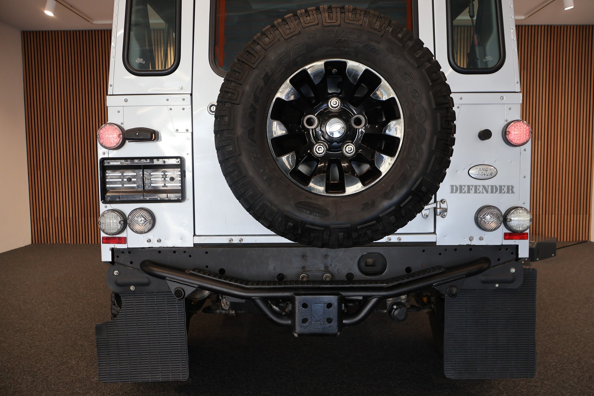 LAND ROVER Defender 90 2.4 Td4 RAW Station Wagon-image-9