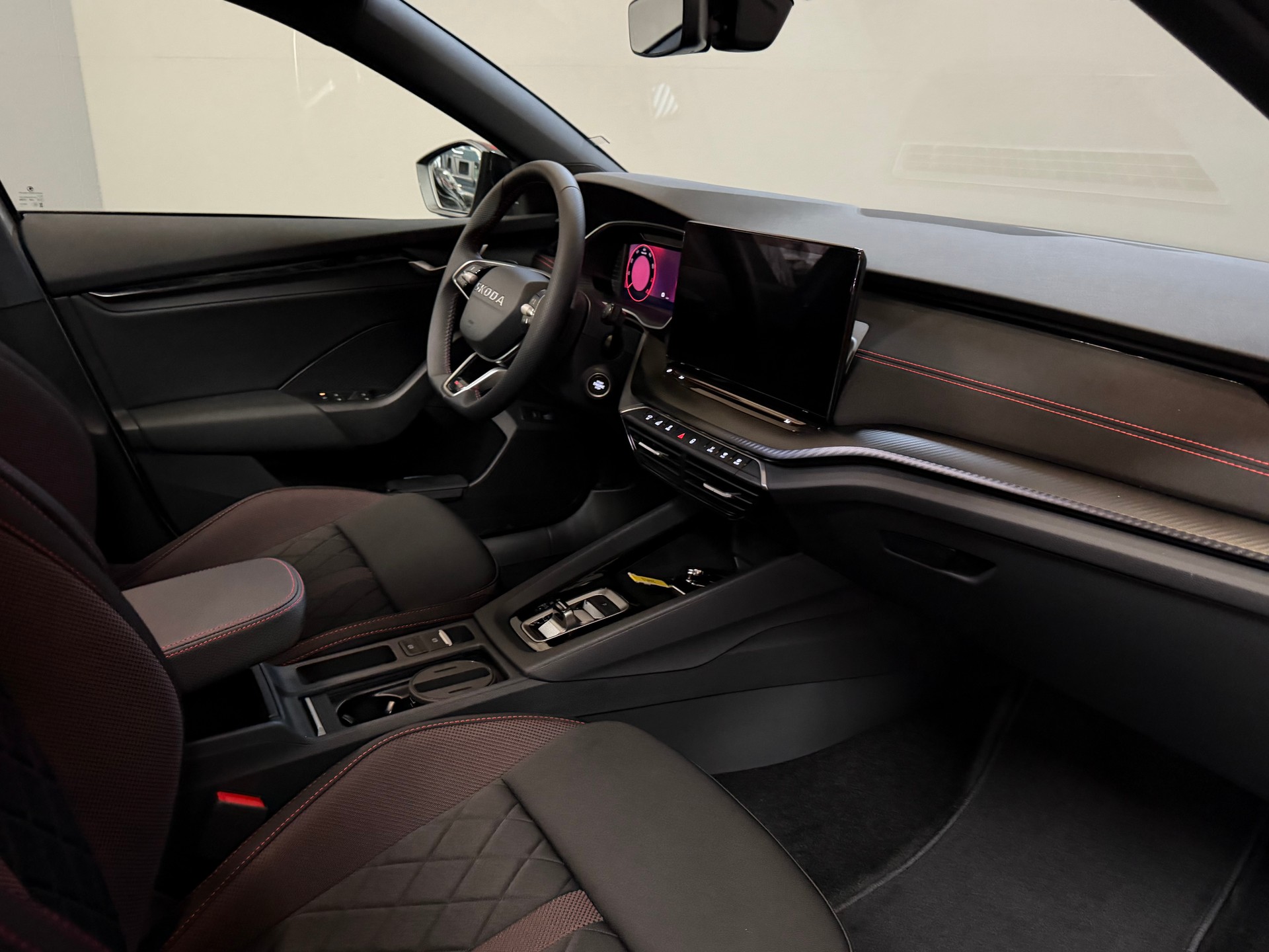 SKODA Octavia Combi 2.0 TSI DSG RS-image-17