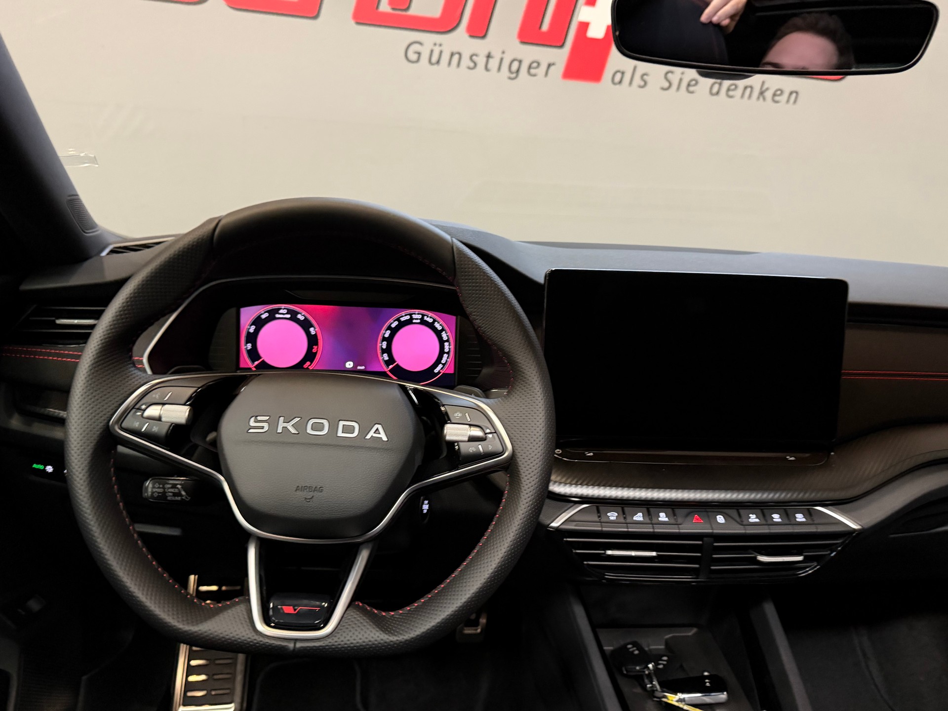 SKODA Octavia Combi 2.0 TSI DSG RS-image-15