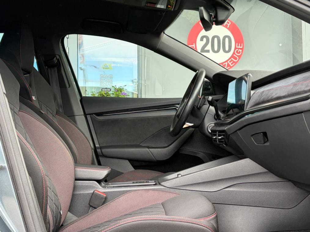 SKODA Octavia Combi 2.0 TDI DSG RS 4x4-image-9