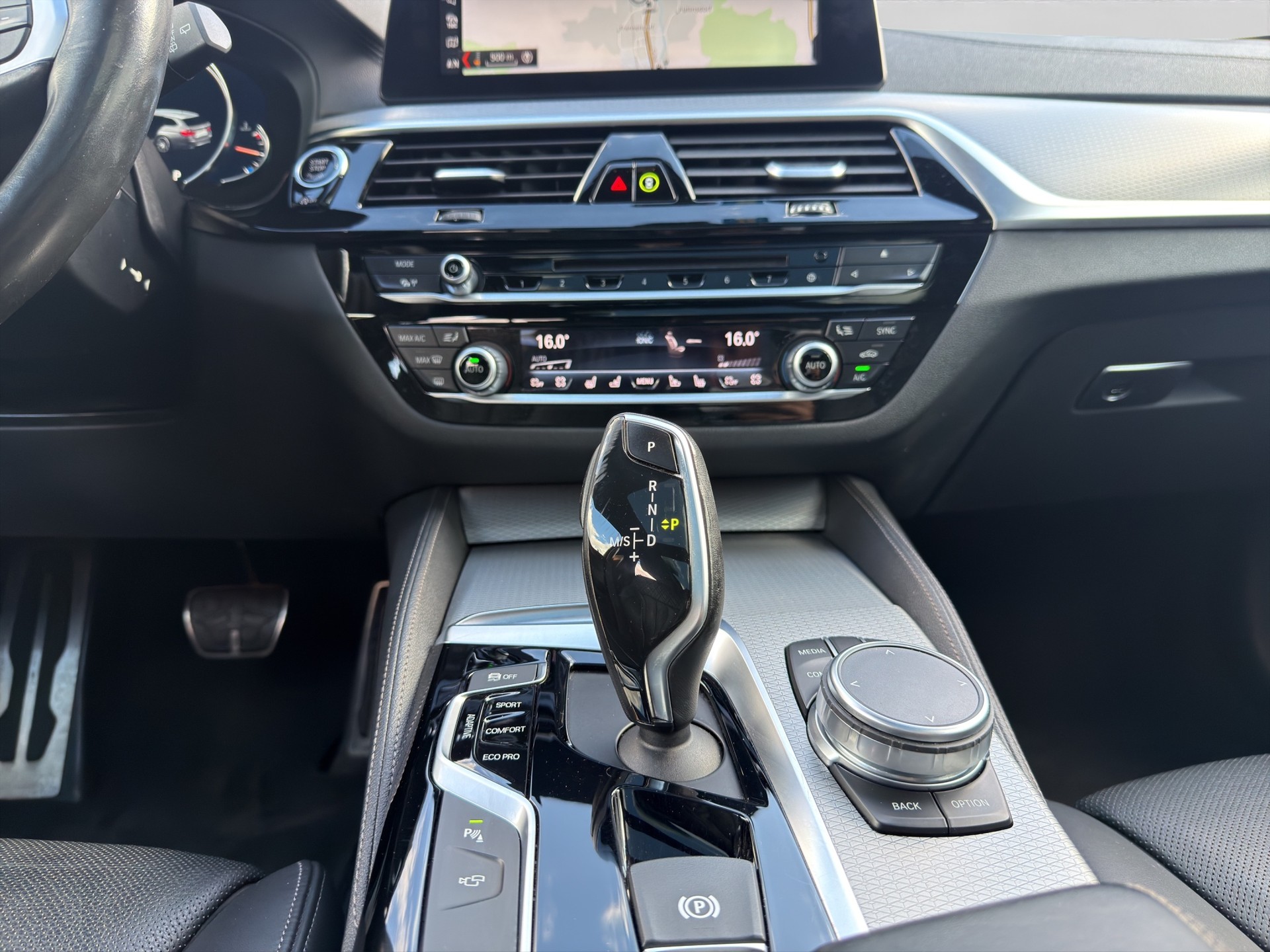 BMW 540i xDrive Touring Steptronic-image-10
