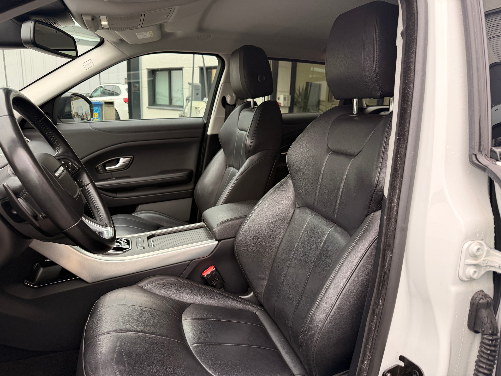 LAND ROVER Range Rover Evoque 2.0 TD4 SE Dynamic AT9-image-11