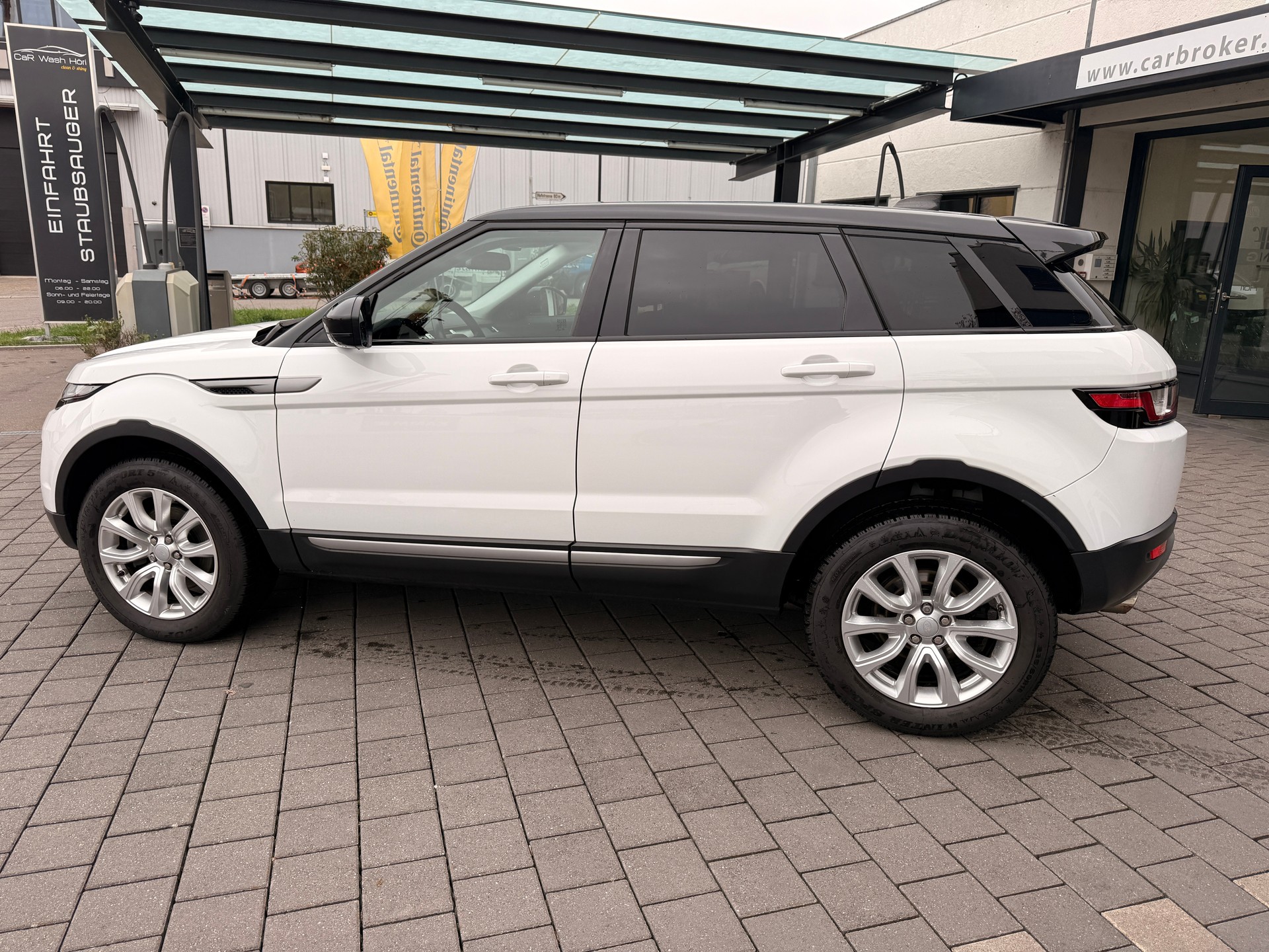 LAND ROVER Range Rover Evoque 2.0 TD4 SE Dynamic AT9-image-2