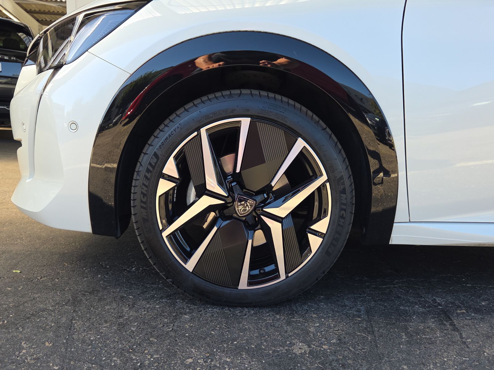 PEUGEOT 208 1.2 PureTech GT Pack EAT8-image-4