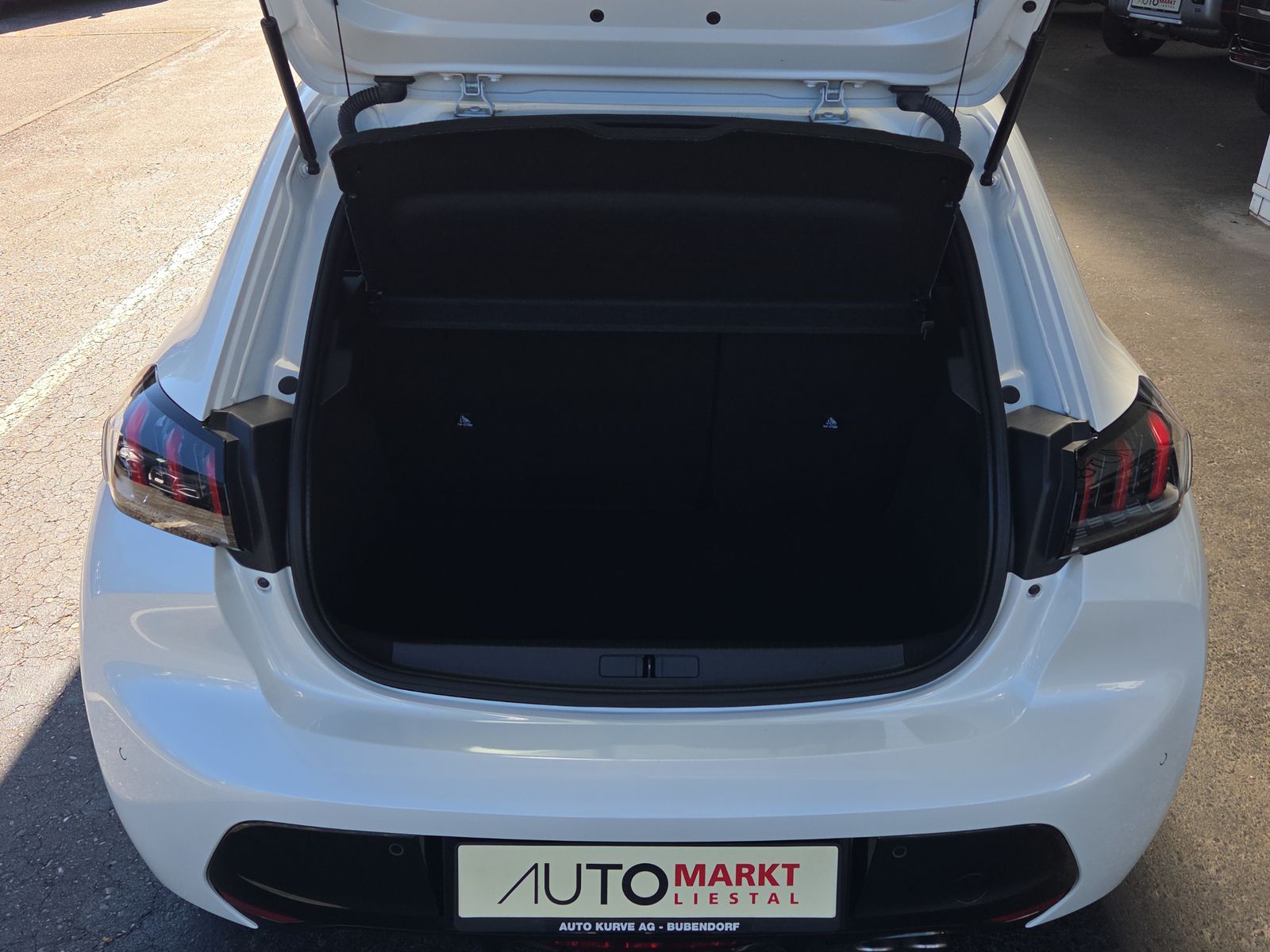 PEUGEOT 208 1.2 PureTech GT Pack EAT8-image-11