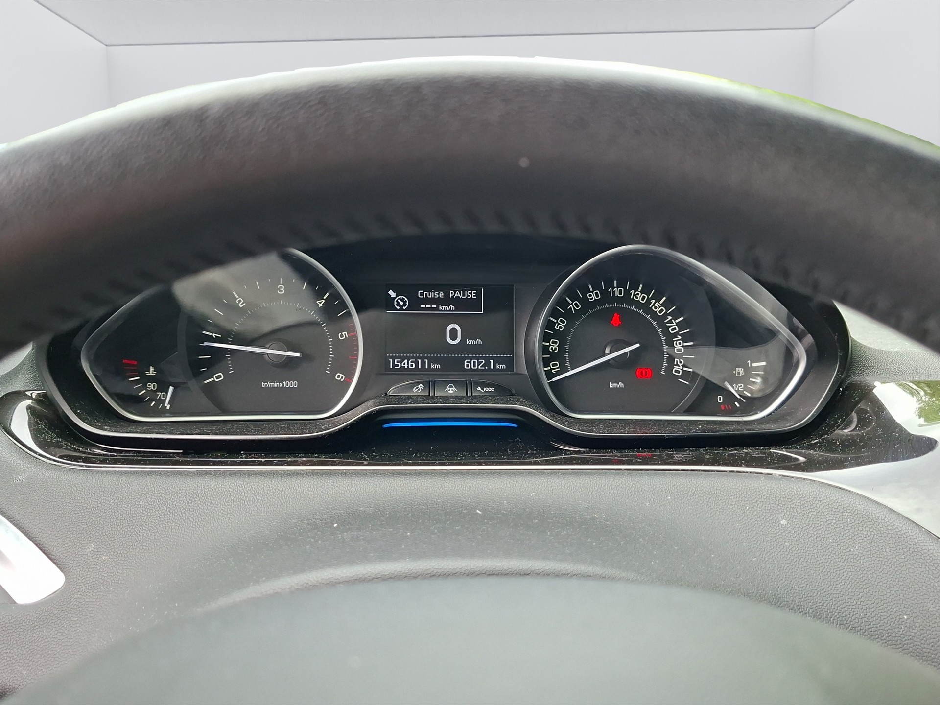 PEUGEOT 208 1.6 e-HDI Allure-image-10