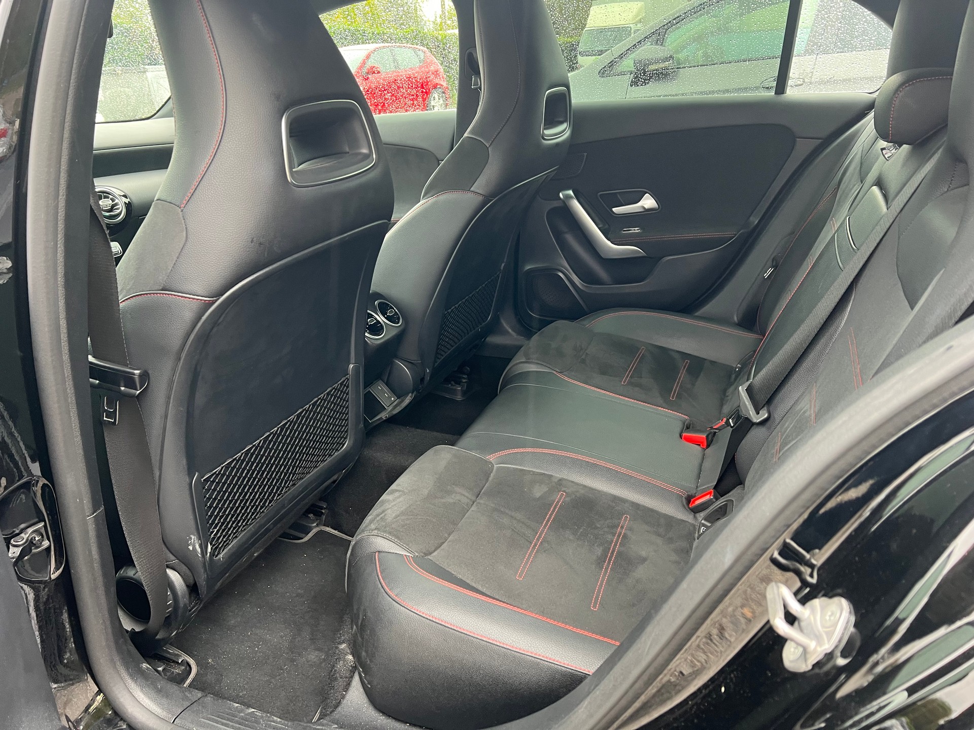 MERCEDES-BENZ A 180 AMG Line 7G-DCT-image-4