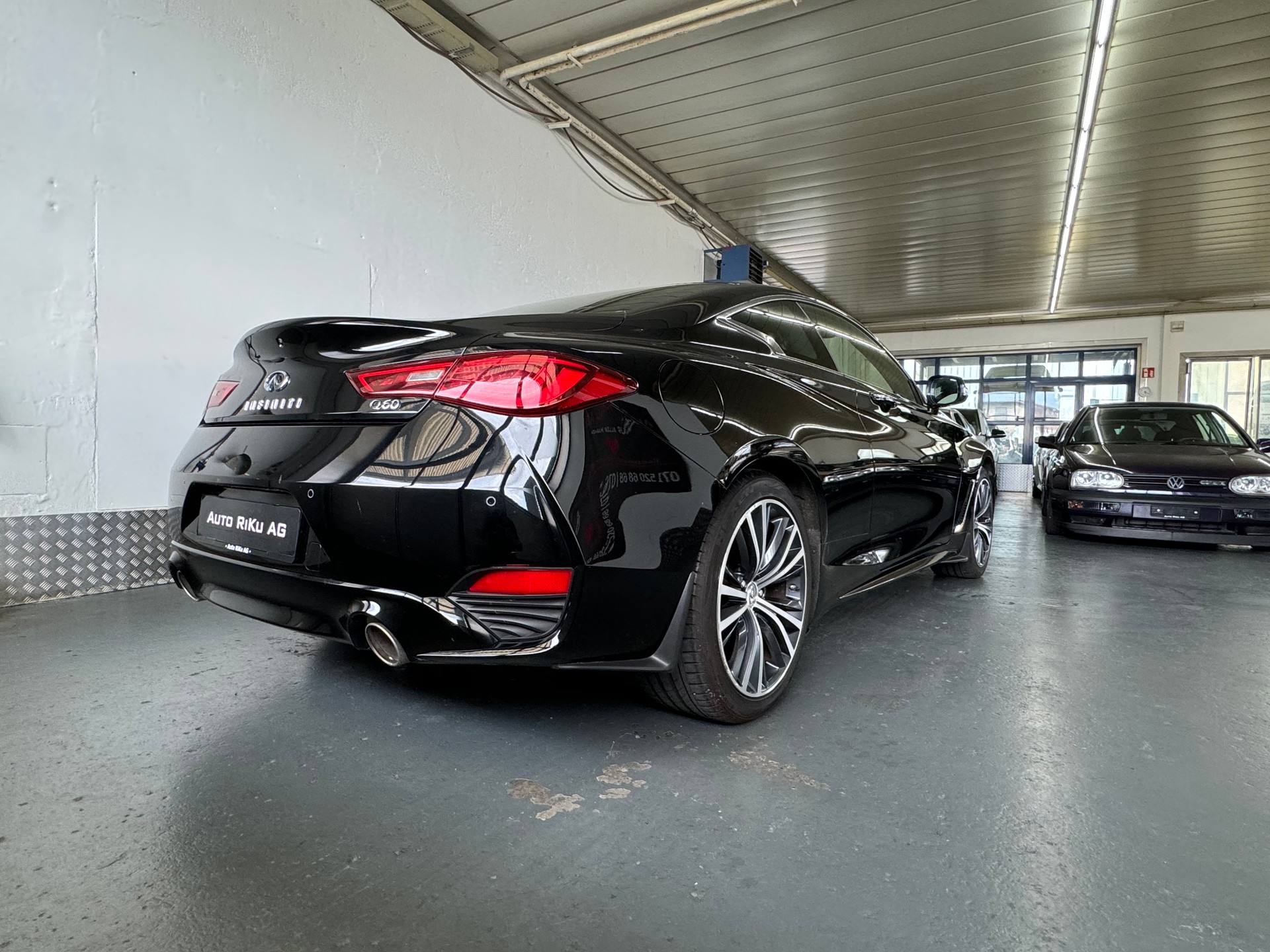 INFINITI Q60 2.0t Coupé Premium Tech Automatic-image-8