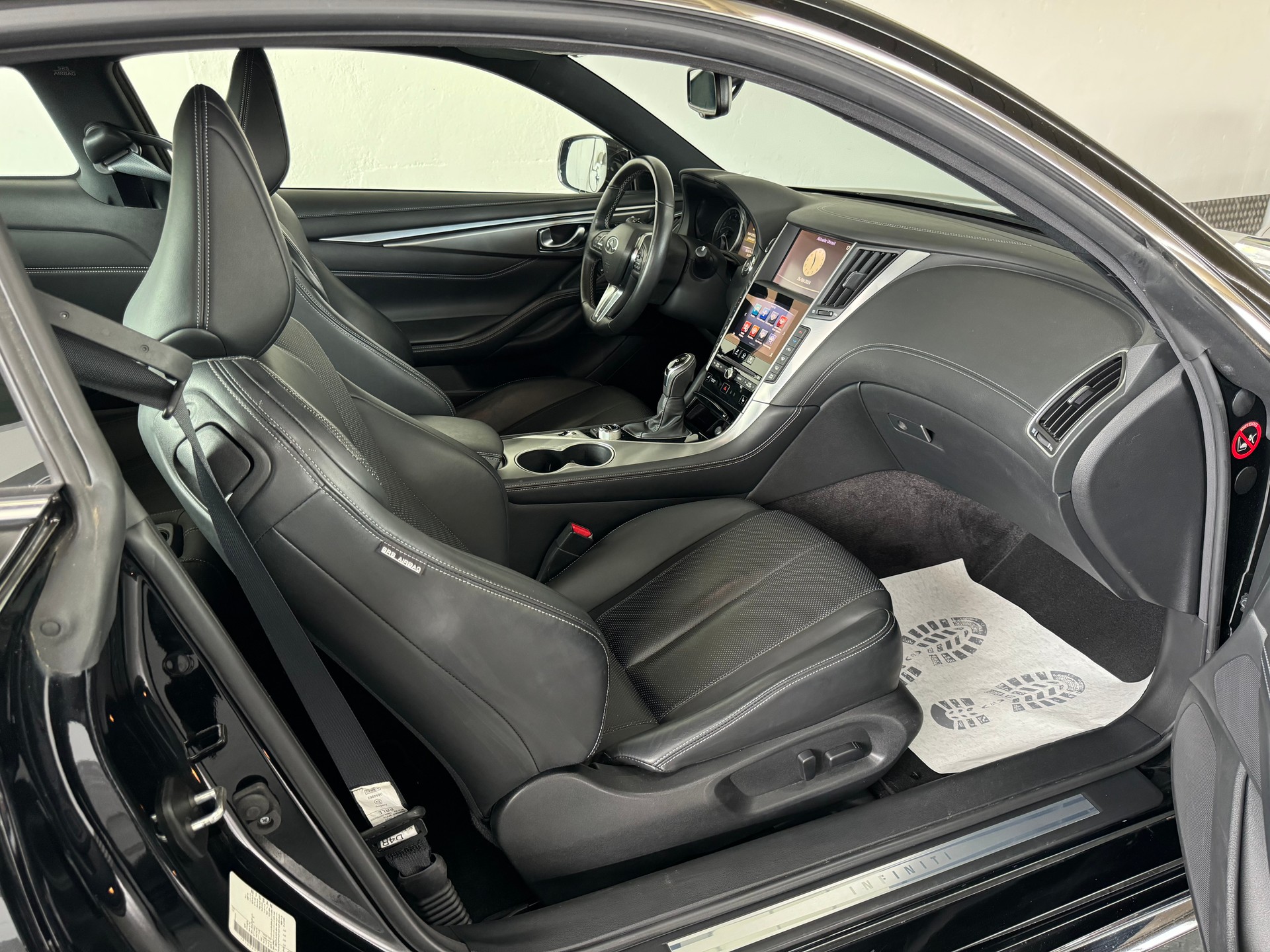 INFINITI Q60 2.0t Coupé Premium Tech Automatic-image-19