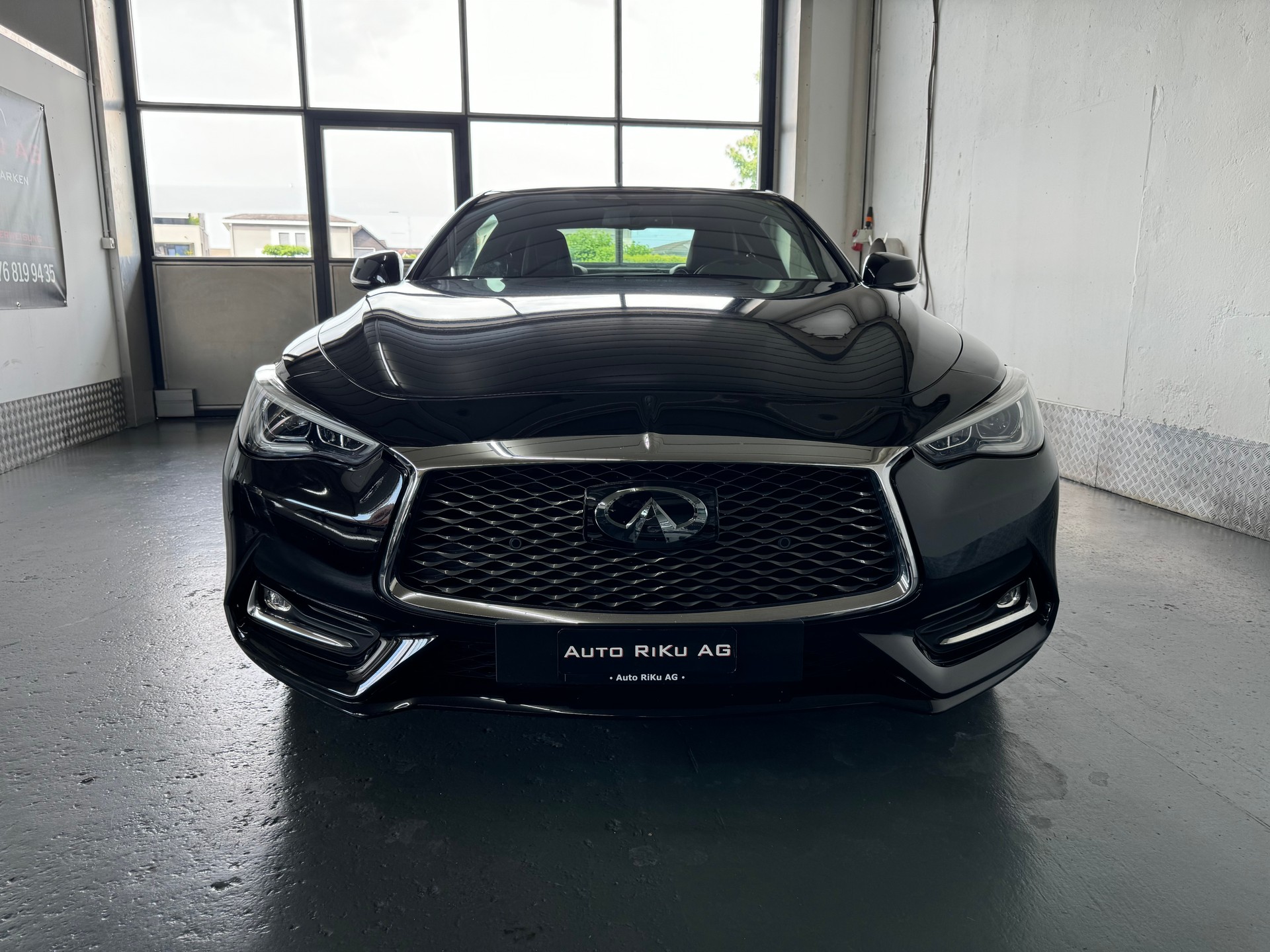 INFINITI Q60 2.0t Coupé Premium Tech Automatic-image-2