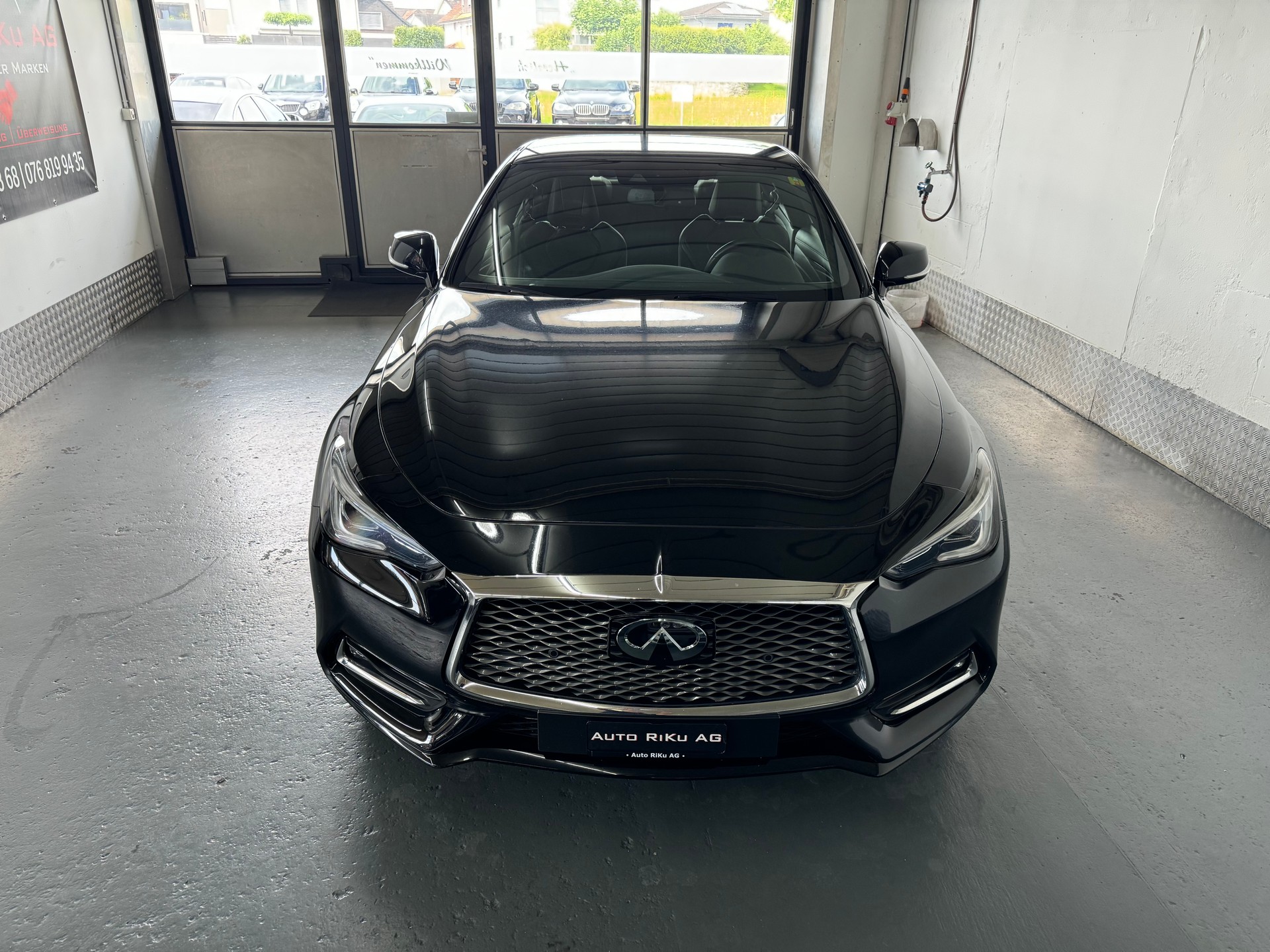 INFINITI Q60 2.0t Coupé Premium Tech Automatic-image-4
